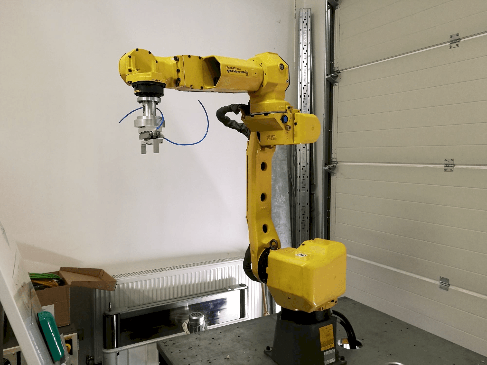 A FANUC ARC Mate 100iC/12 gép elölnézete