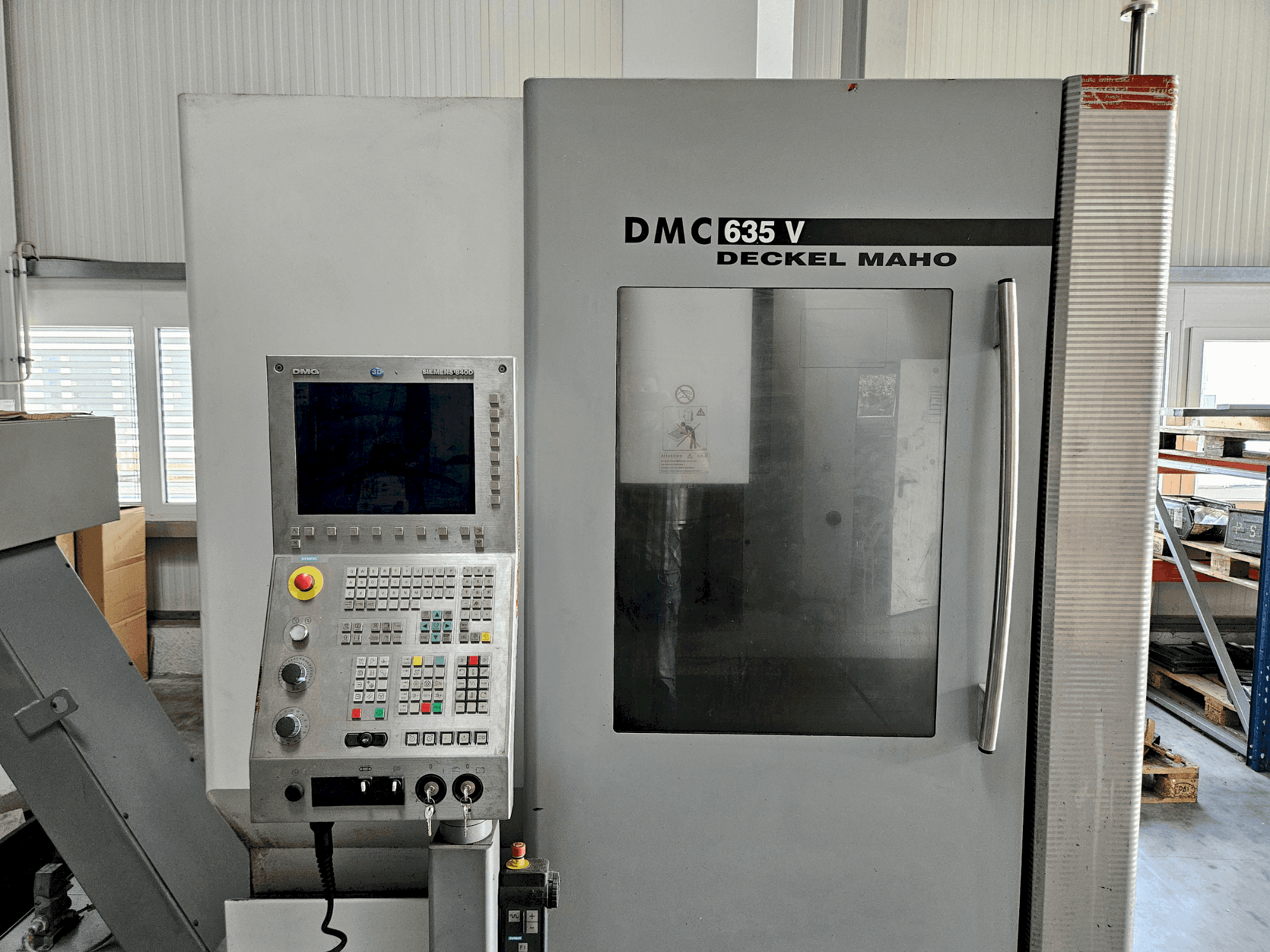 A DECKEL MAHO DMC 635 V gép elölnézete