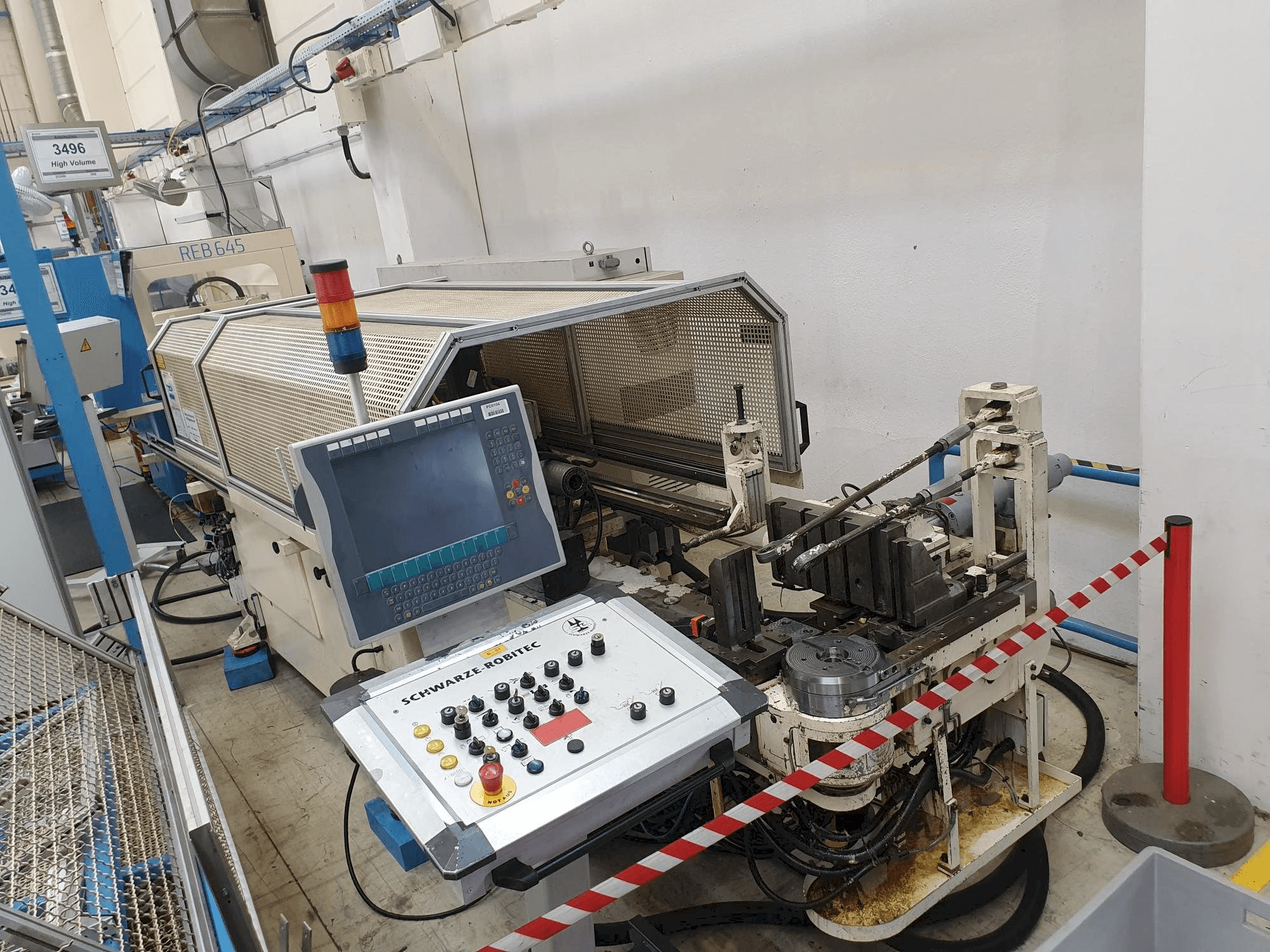 A SCHWARZE-ROBITEC CNC40MR gép elölnézete
