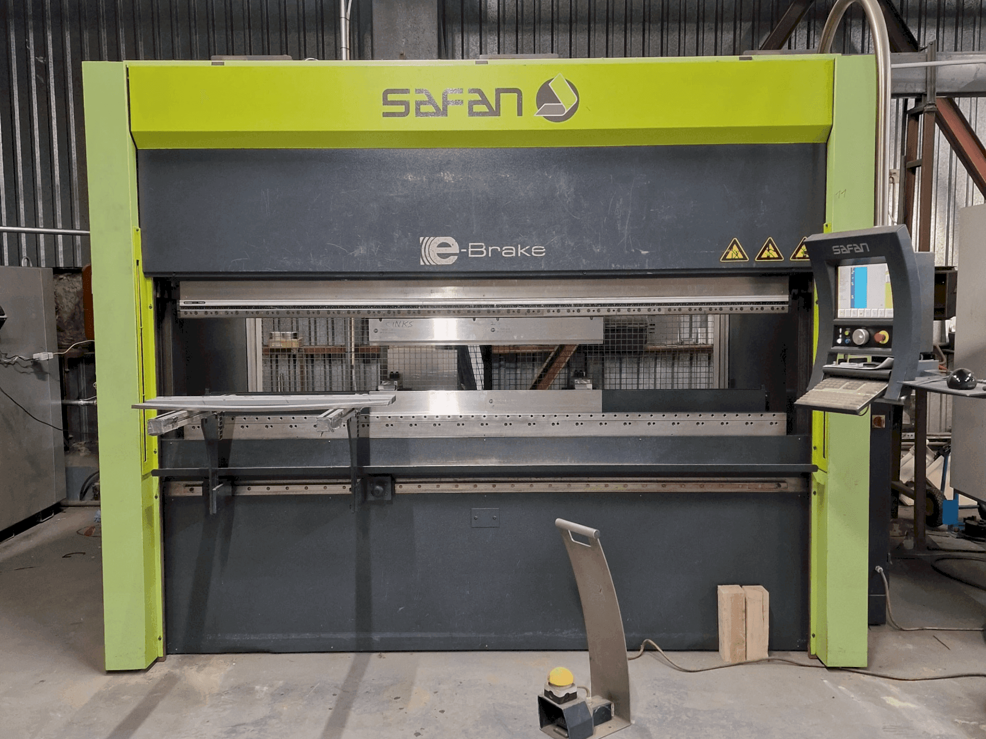 A Safan E-Brake 80-2550-Ts3 Cnc gép elölnézete