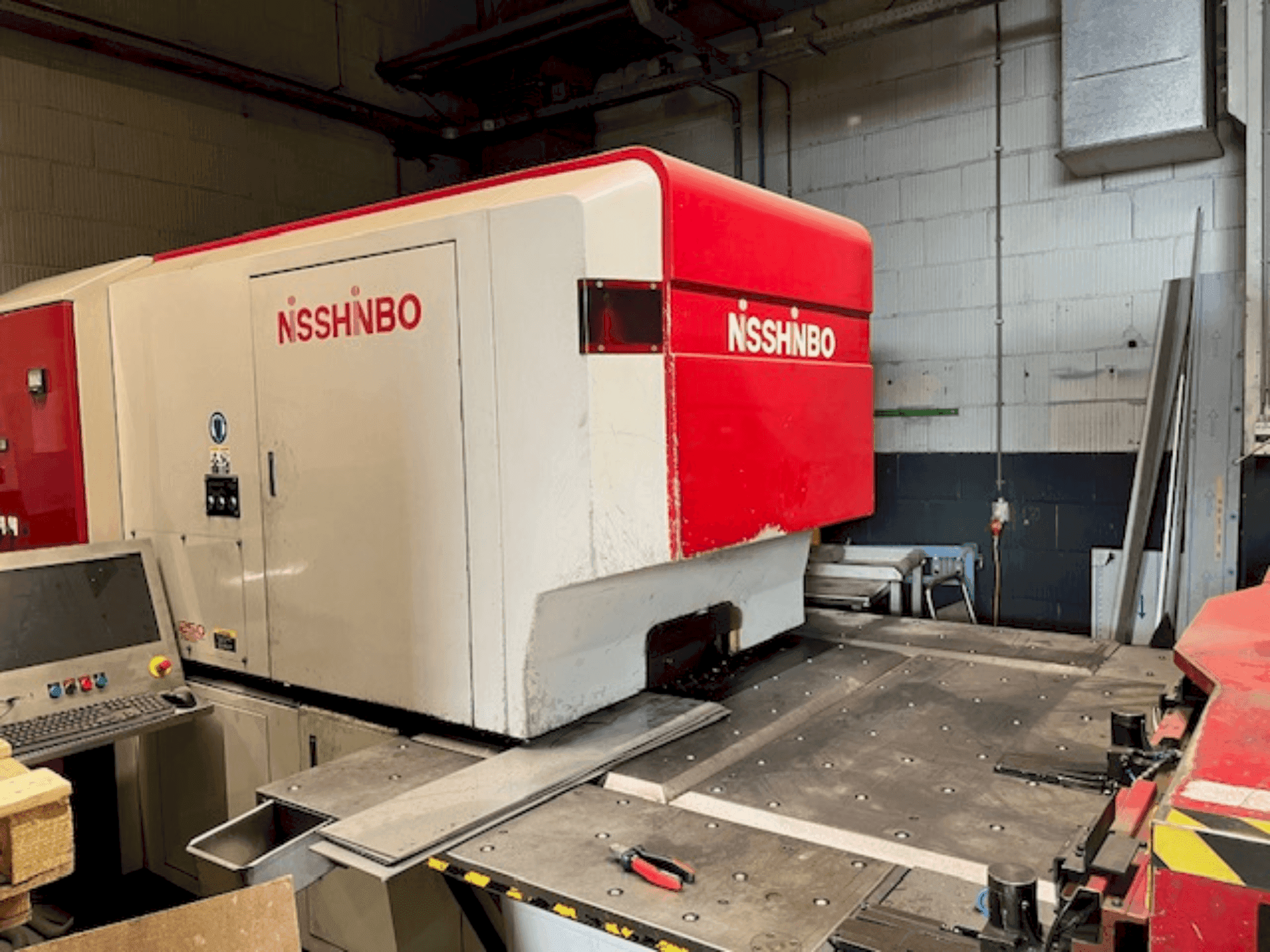 A Nisshinbo HIQ-1250 gép elölnézete