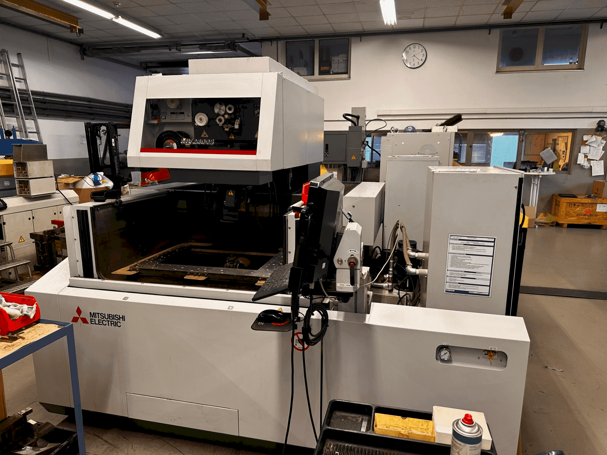 A Mitsubishi MV2400S gép elölnézete