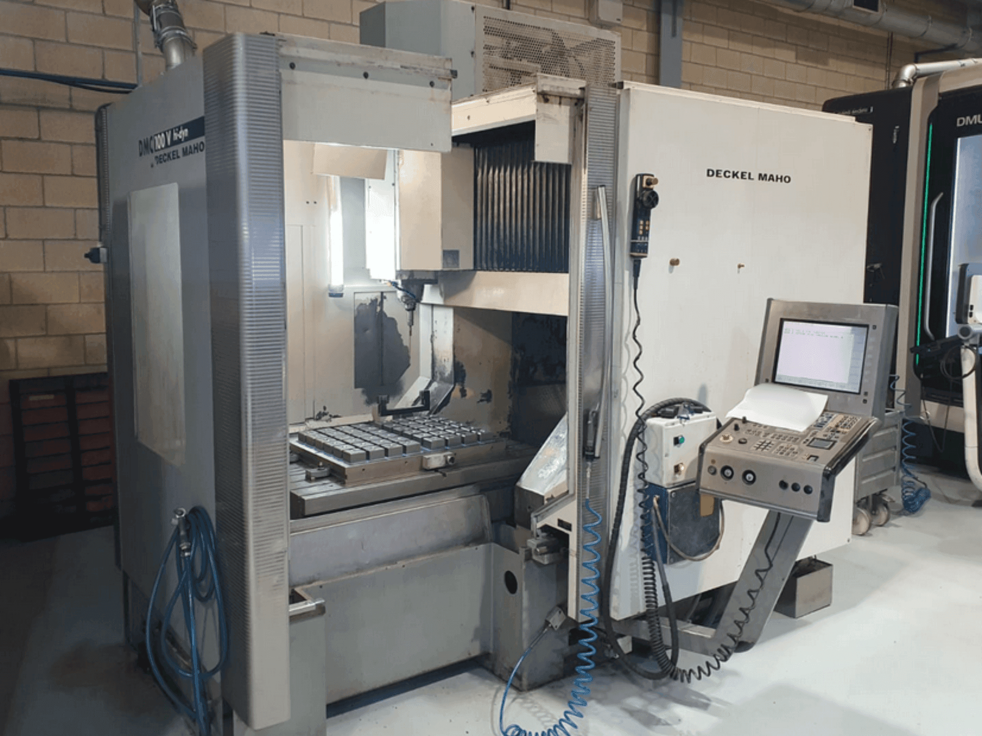 A DECKEL MAHO DMC 100V hi-dyn gép elölnézete