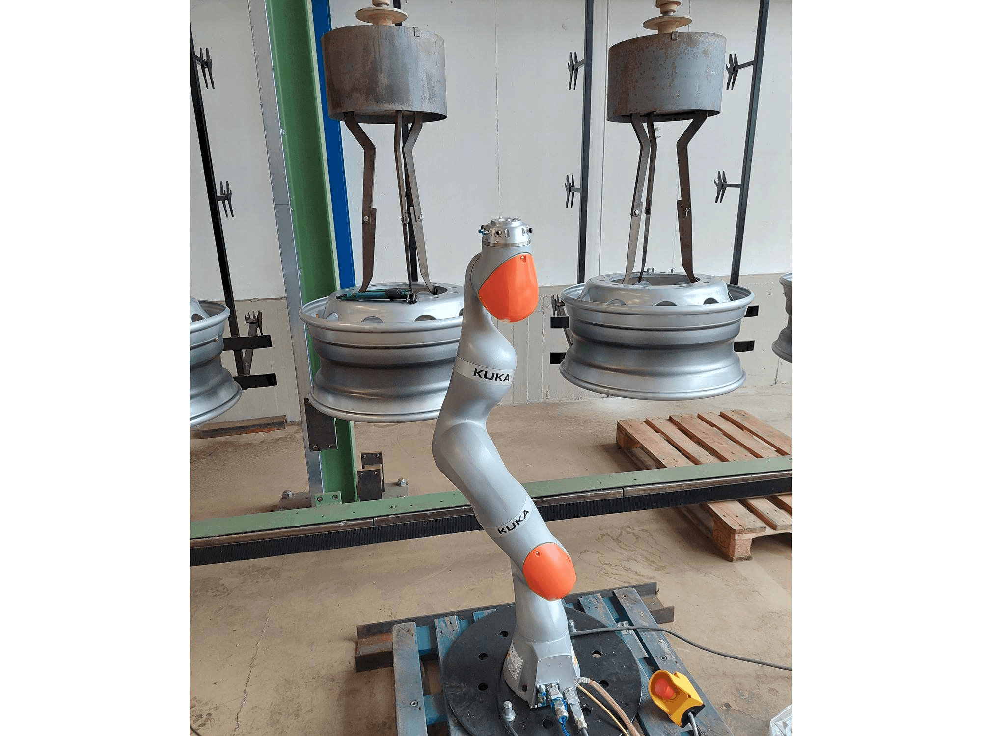 A KUKA LBR iiwa 7 gép elölnézete