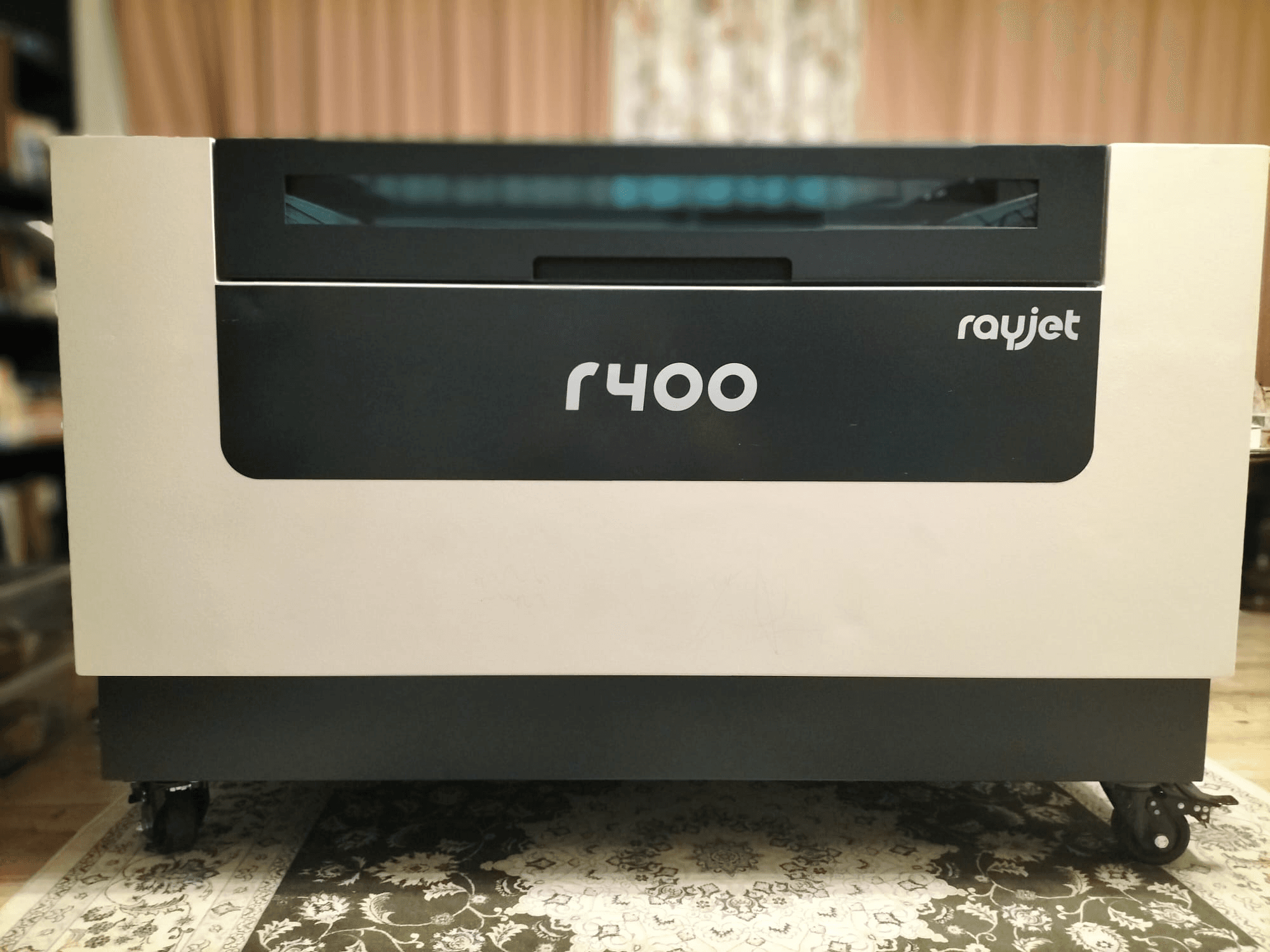 A Trotec Rayjet R400 lézergravírozó gép előlapja, amely bemutatja elegáns kialakítását és világos márkajelzését.