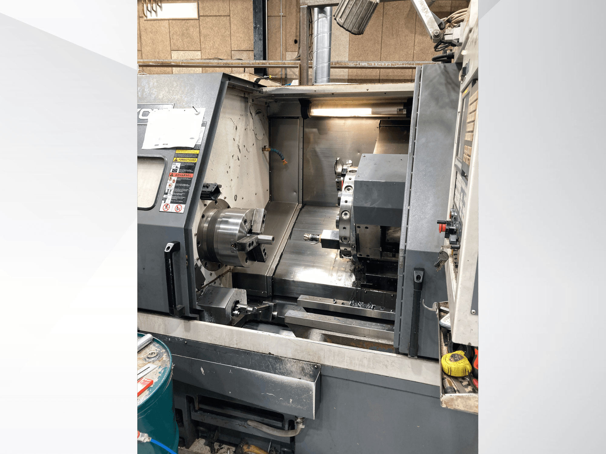 Vízszintes esztergagép YCM GT-300LMB, előlnézet, a vezérlőpanel és a forgó tokmány szerszámbeállítással.