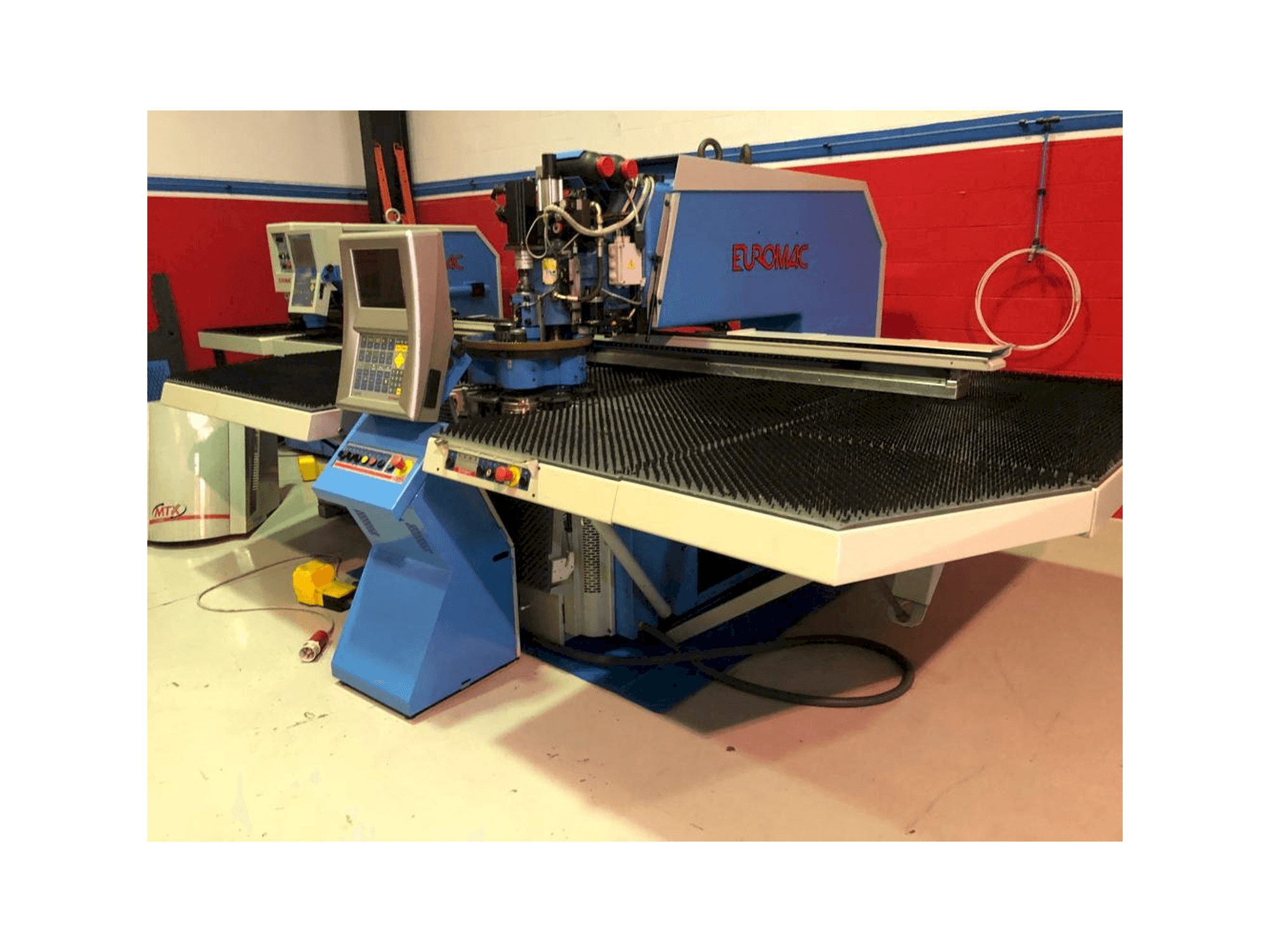 A Euromac MTX 1250-30-2000 AI gép elölnézete
