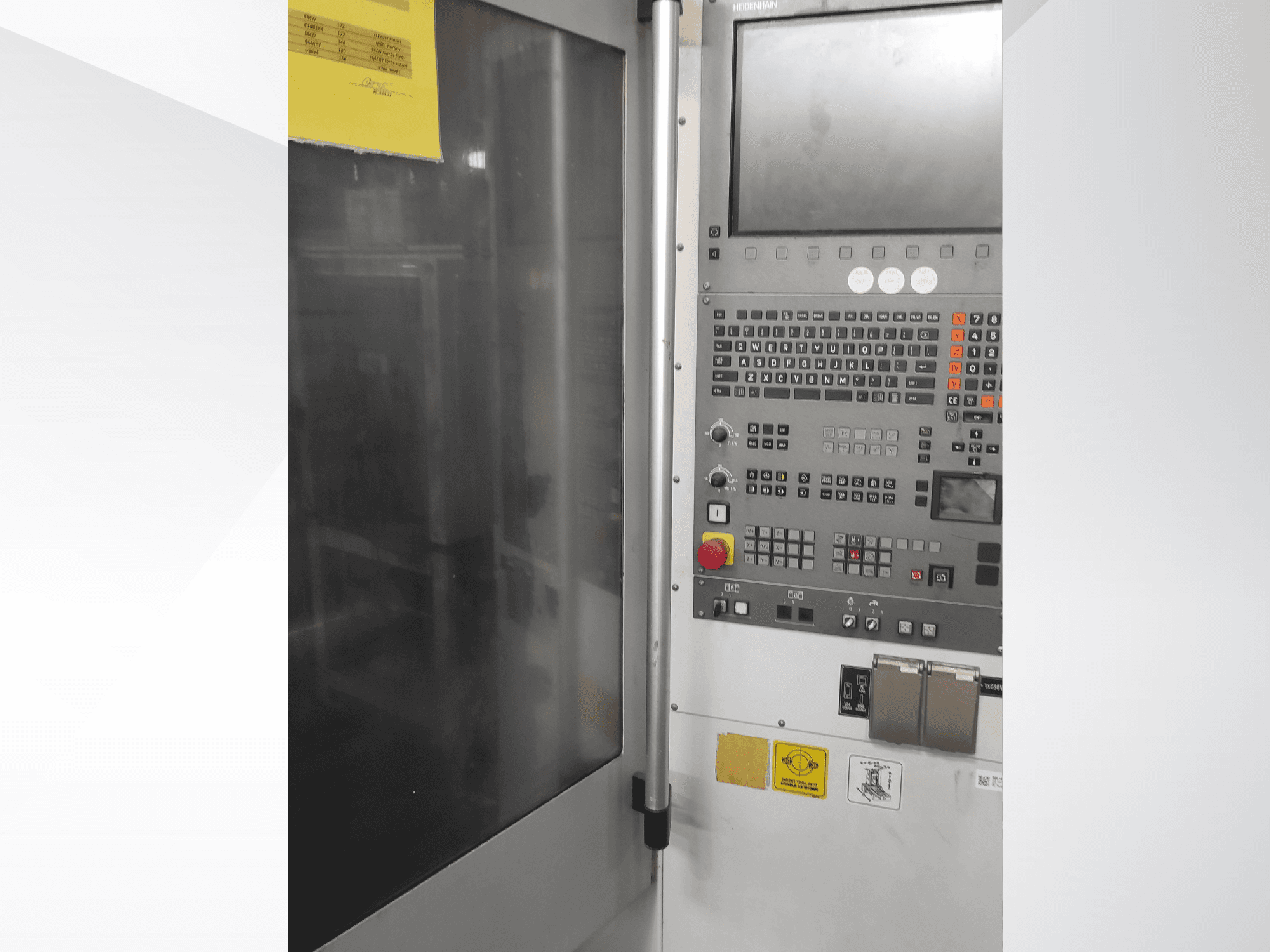 Herrmann ipari gép kezelőpanelje, előlnézetben, gombokkal, érintőképernyővel és működési címkékkel.