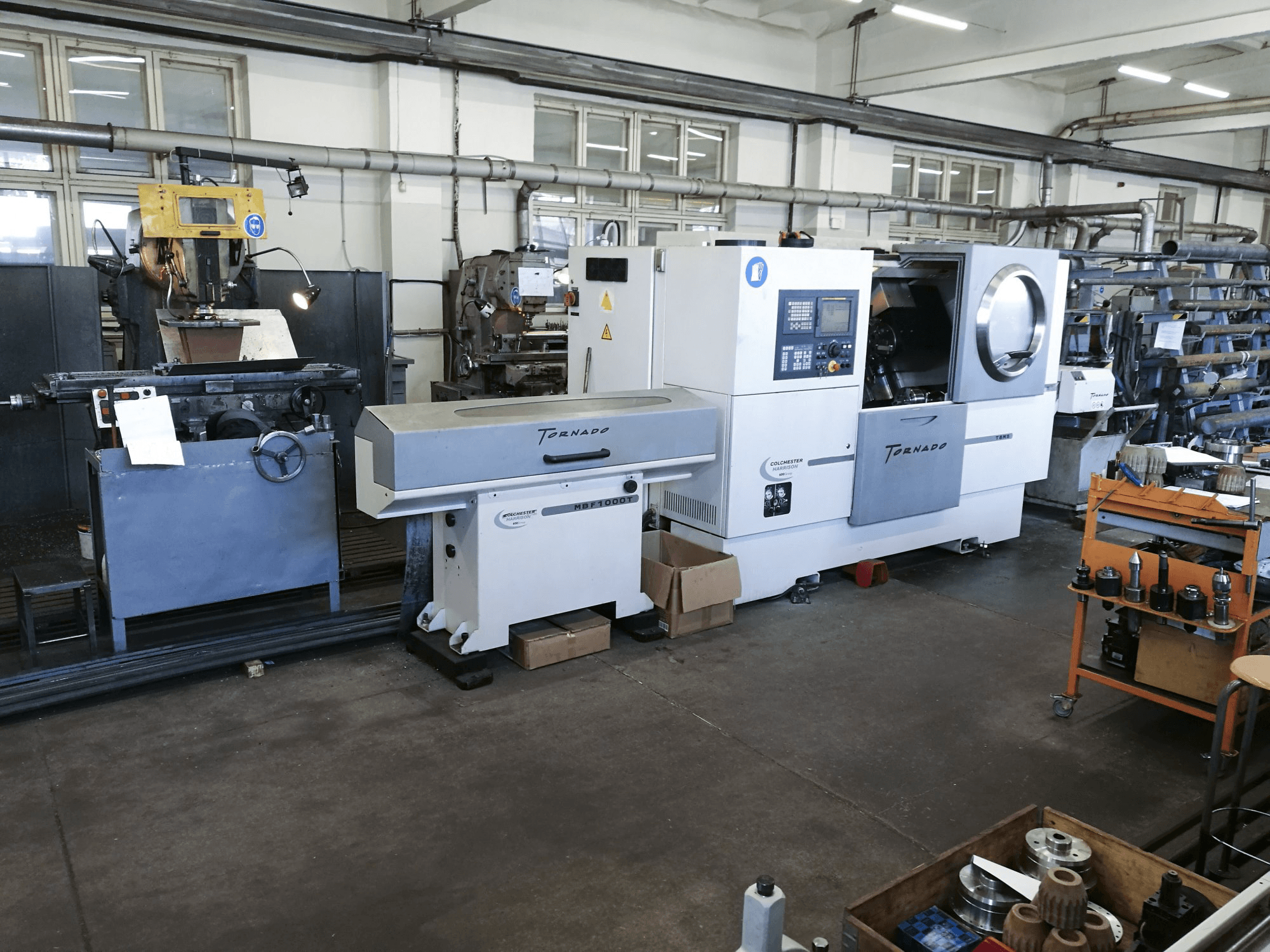 A Colchester TORNADO T8MS gép elölnézete