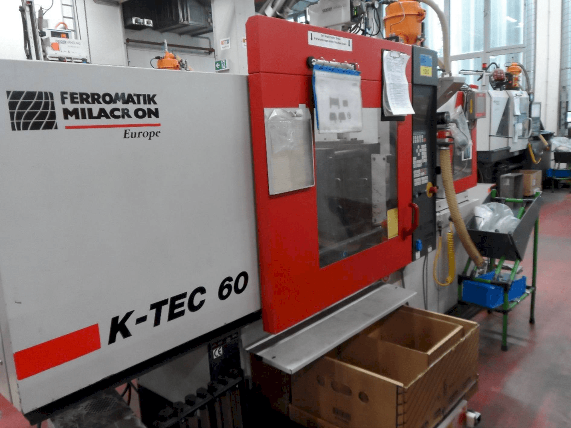 A FERROMATIK MILACRON K-Tec 60S gép elölnézete