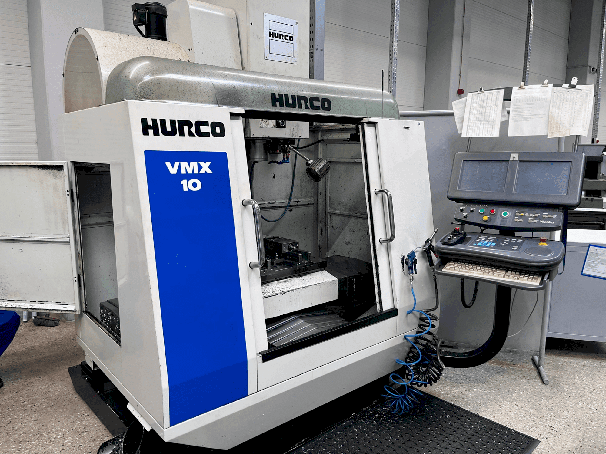 A Hurco VMX 10 gép elölnézete