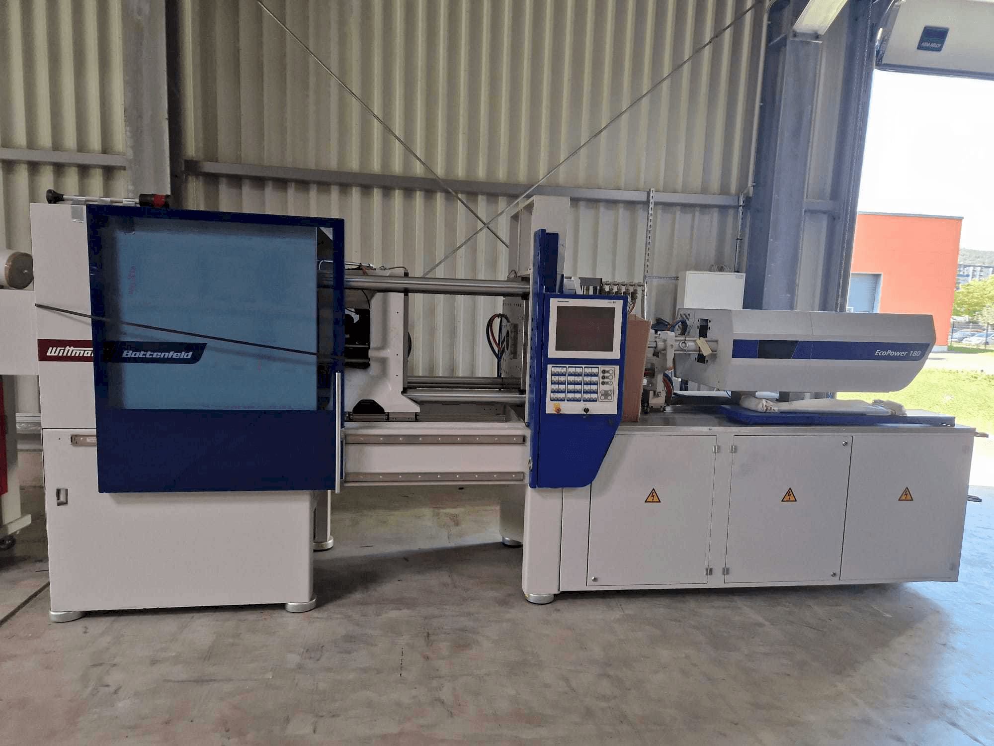 A Battenfeld EcoPower180 gép elölnézete