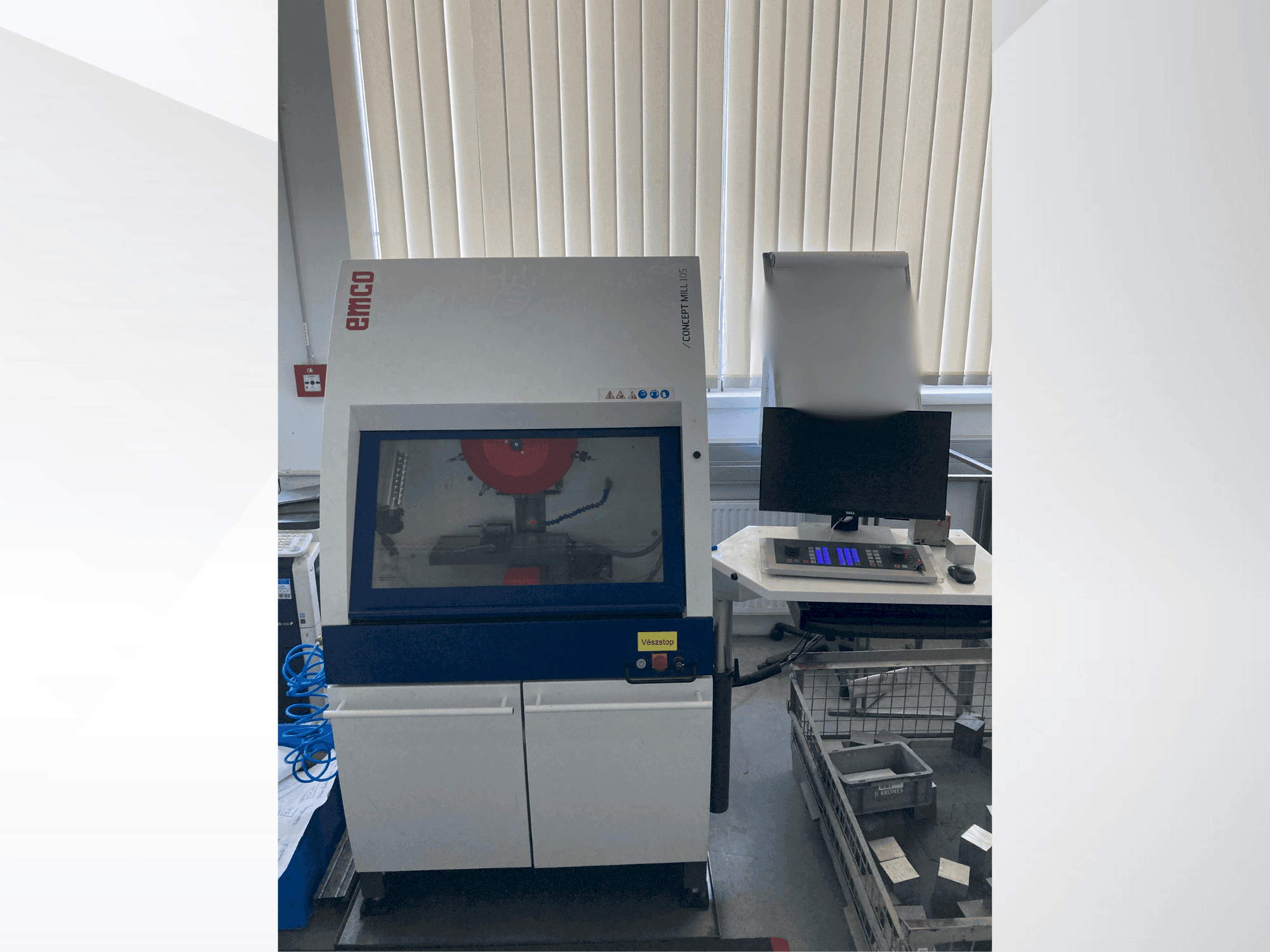 A EMCO Concept Mill 105 gép elölnézete