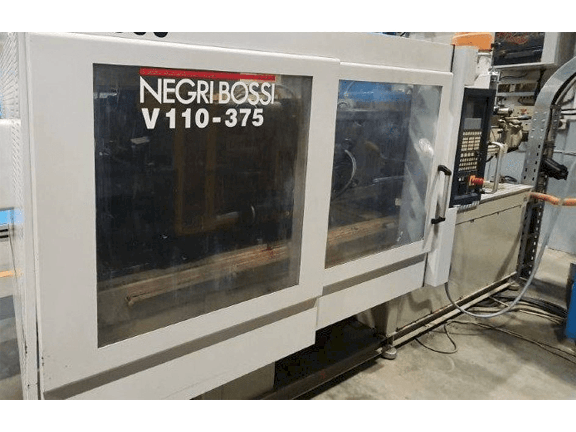 A Negri Bossi V110-375 gép elölnézete
