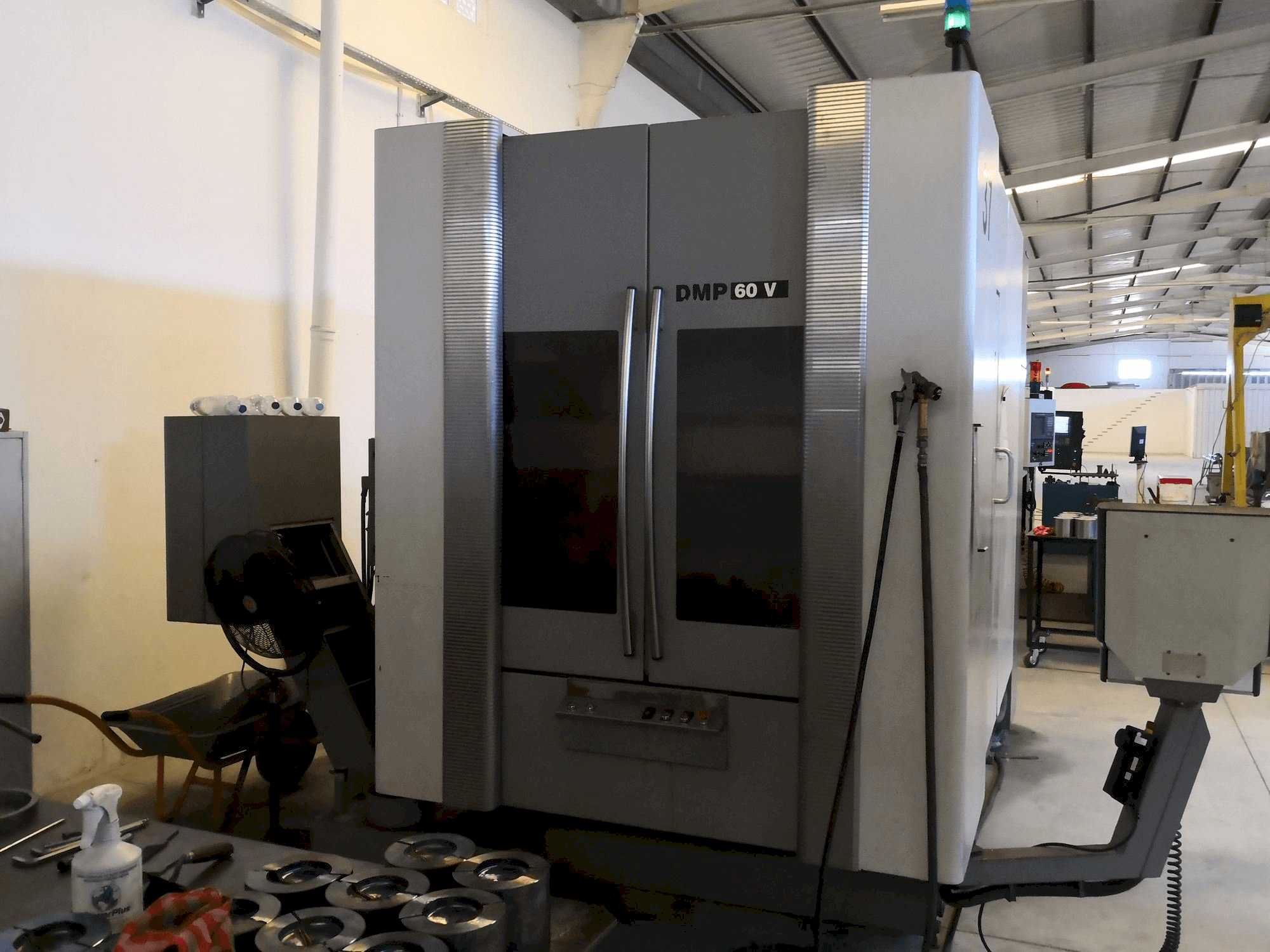 A DECKEL MAHO DMP 60V gép elölnézete