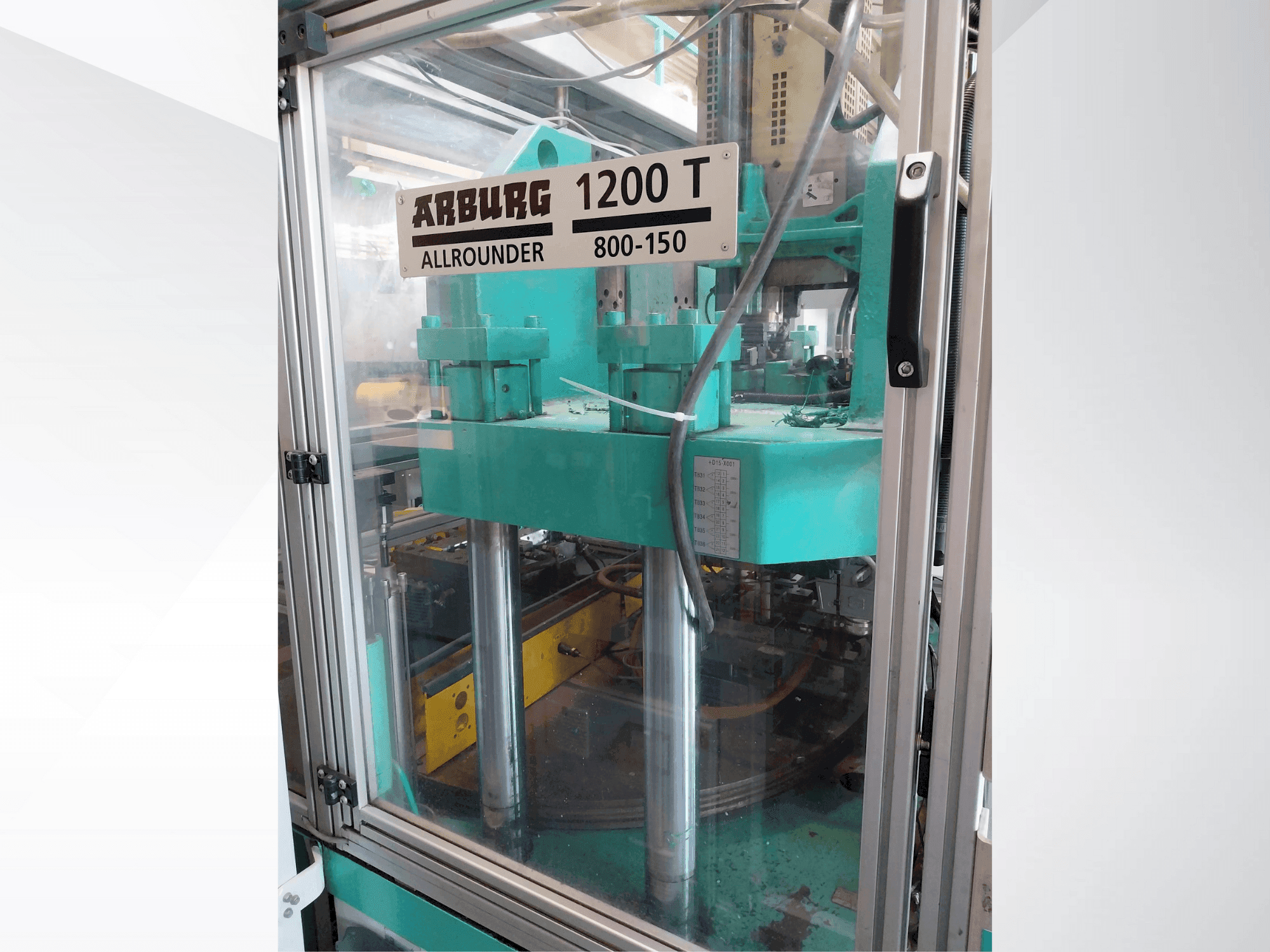 A Arburg Allrounder 1200T 800-150 gép elölnézete