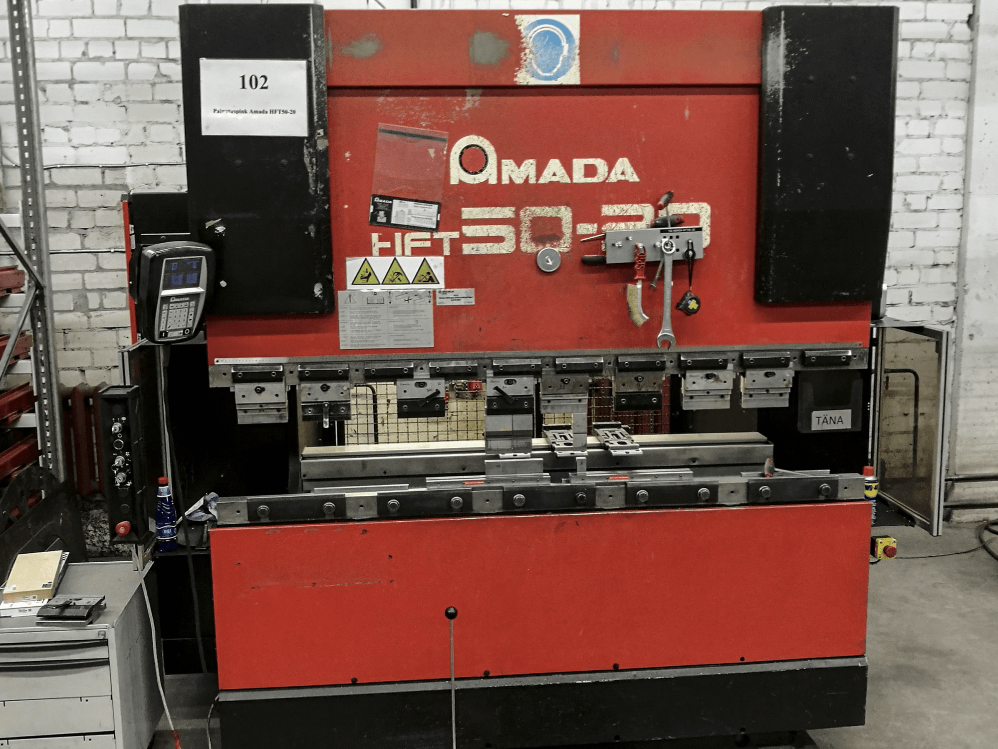 A AMADA HFT 50-20 gép elölnézete