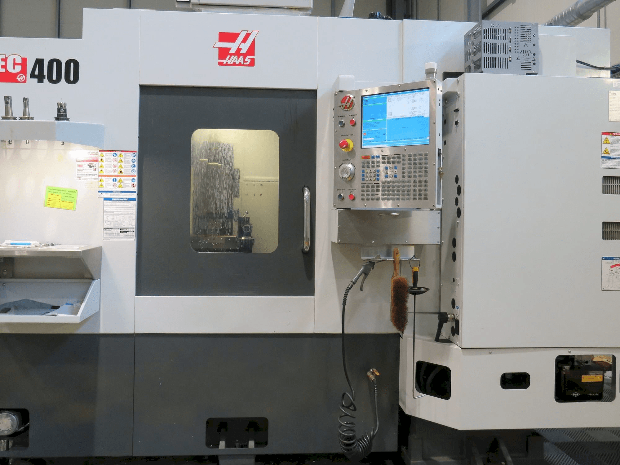 A HAAS EC-400 gép elölnézete