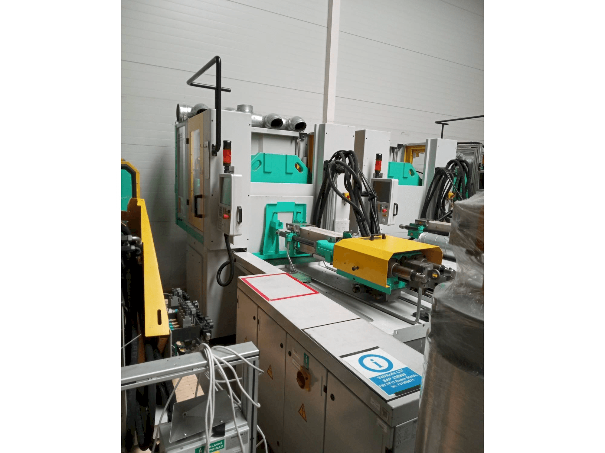 A Arburg Allrounder 1200T-800-170 gép elölnézete