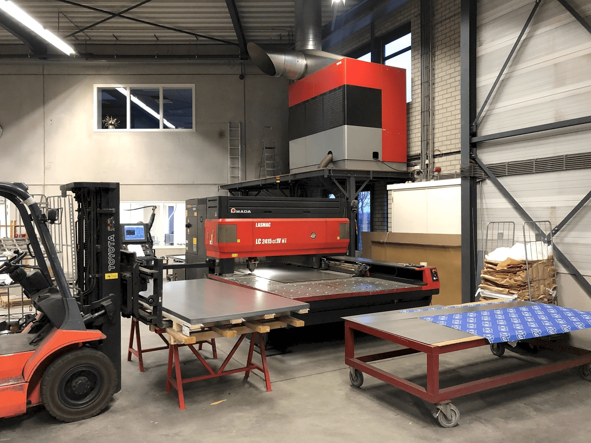 A AMADA LC 2415 Alpha IV NT gép elölnézete