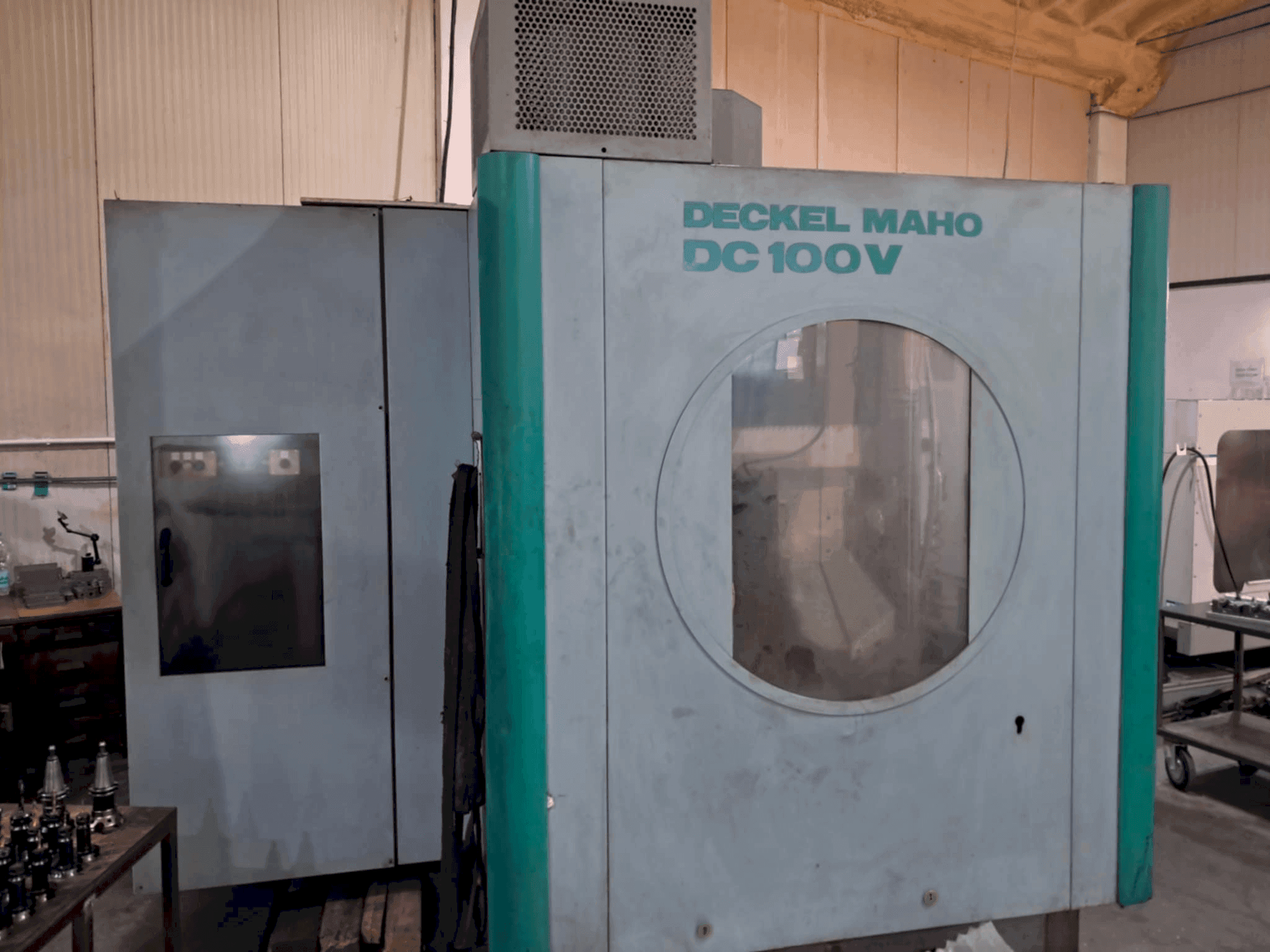 A DECKEL MAHO DC 100V gép elölnézete