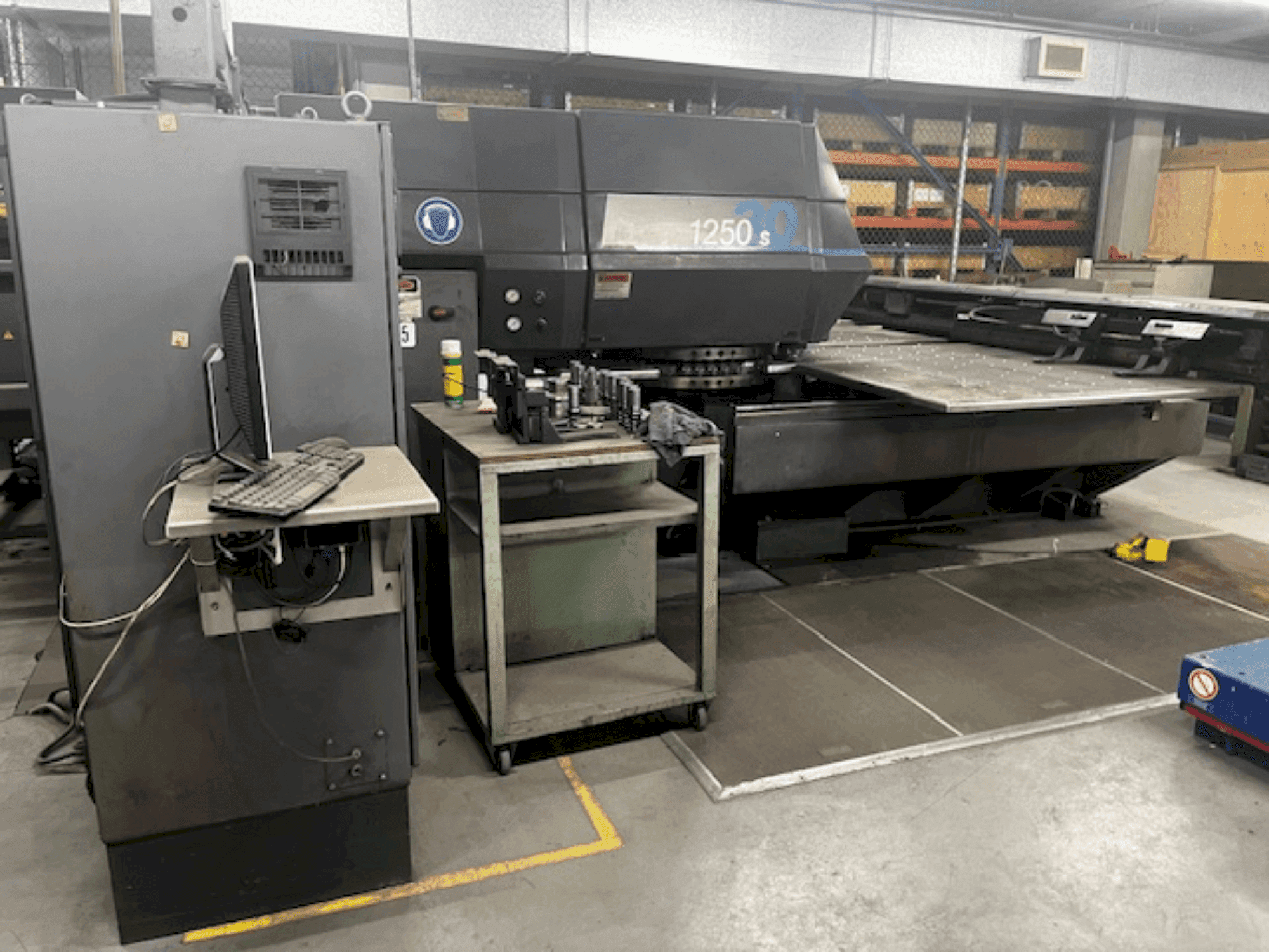 A STRIPPIT 1250SL/30 gép elölnézete