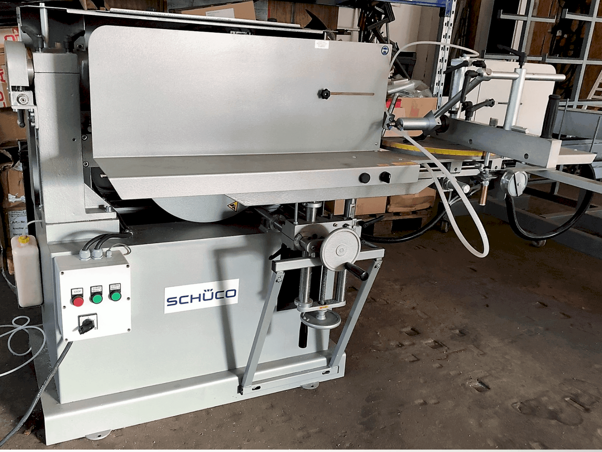 A SCHÜCO AS 450 gép elölnézete