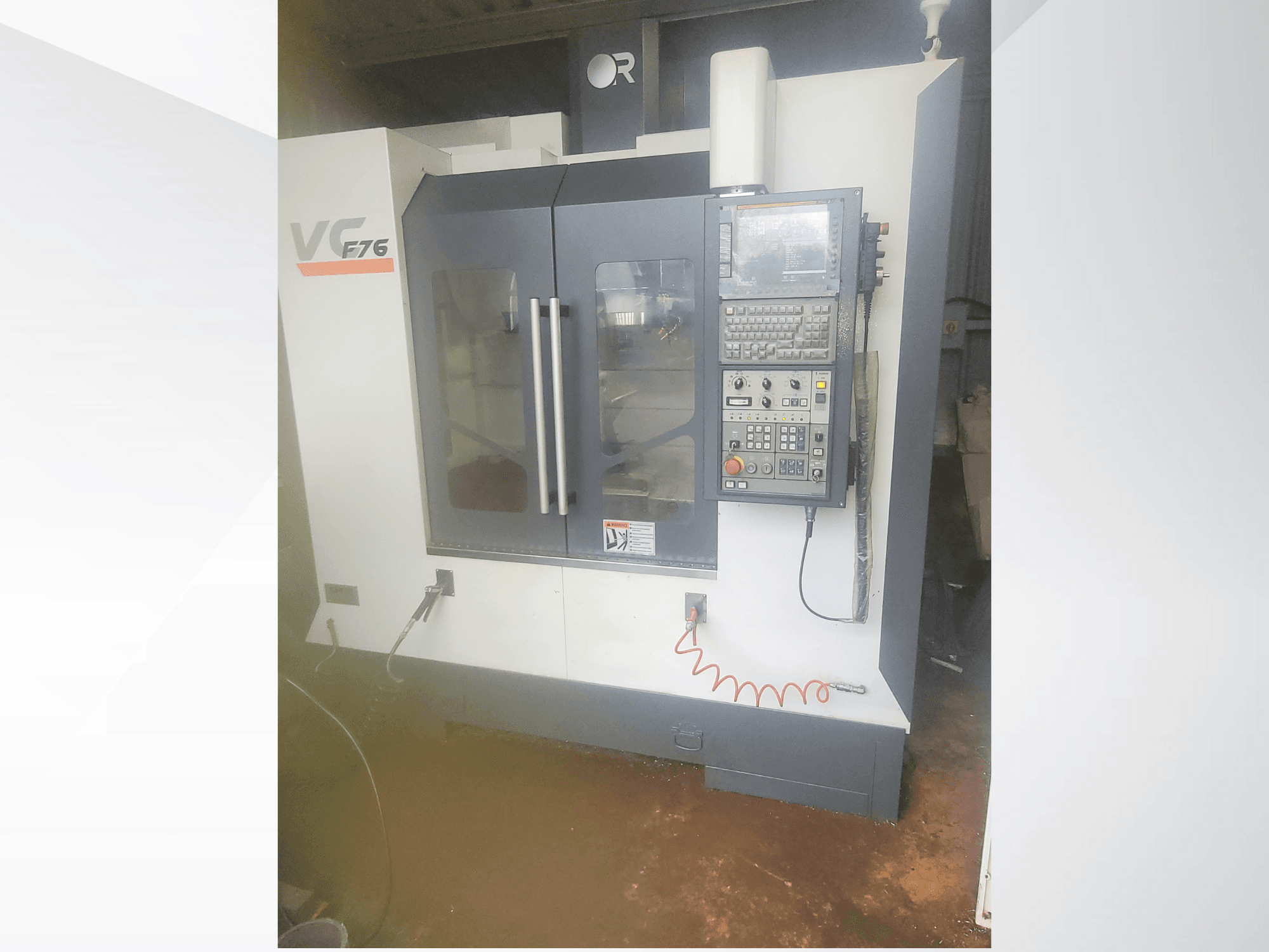 Függőleges megmunkálóközpont, VC márka, F76 modell; elölnézetben a vezérlőpanel és az üvegajtók.