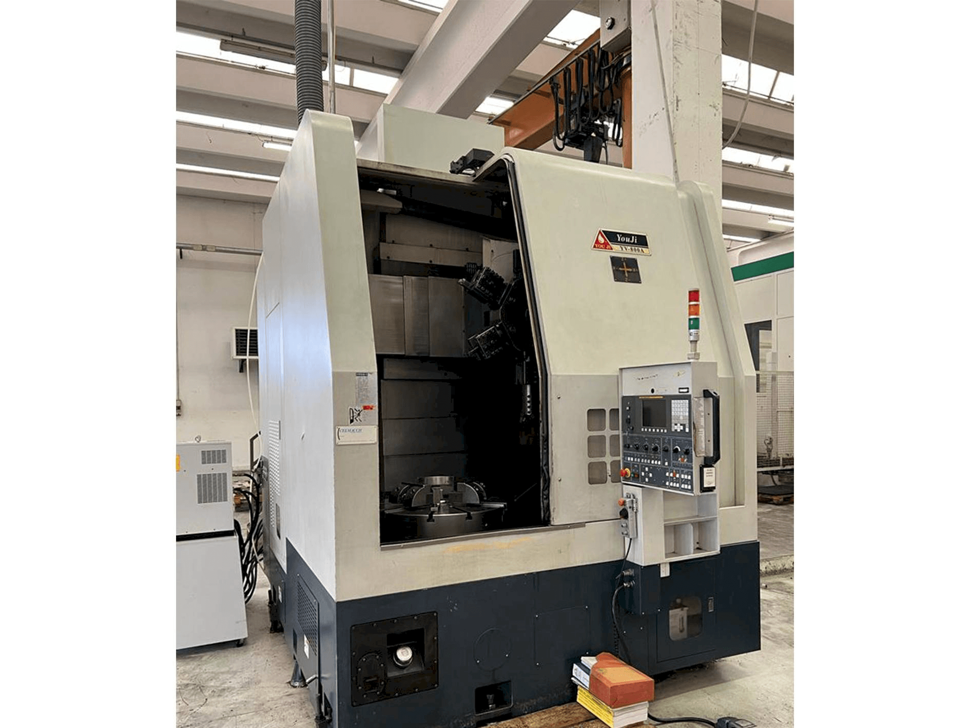 A YOU JI YV-800A gép elölnézete