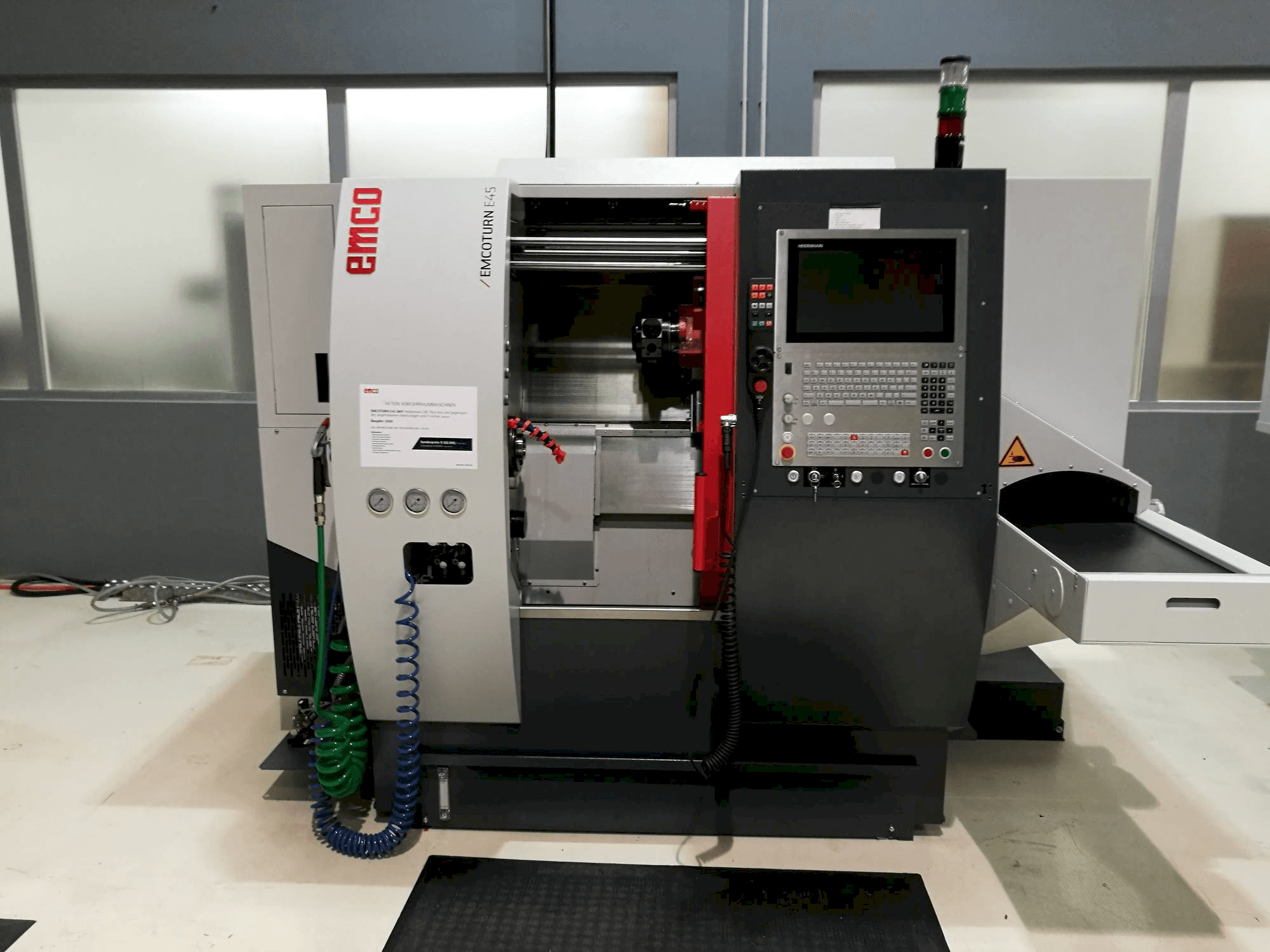 A EMCO E45 SMY gép elölnézete