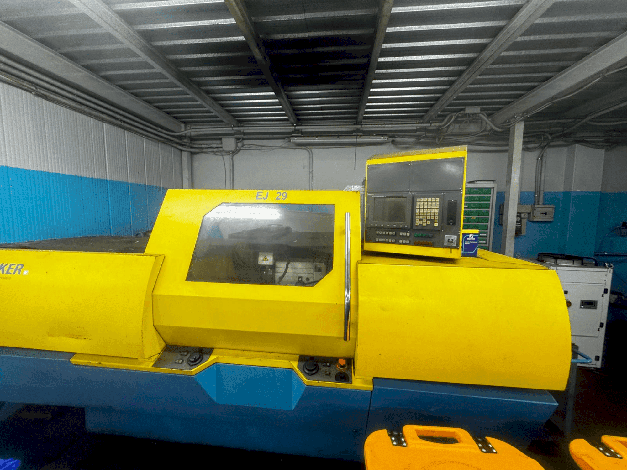 A JUNKER EJ 29 CNC gép elölnézete