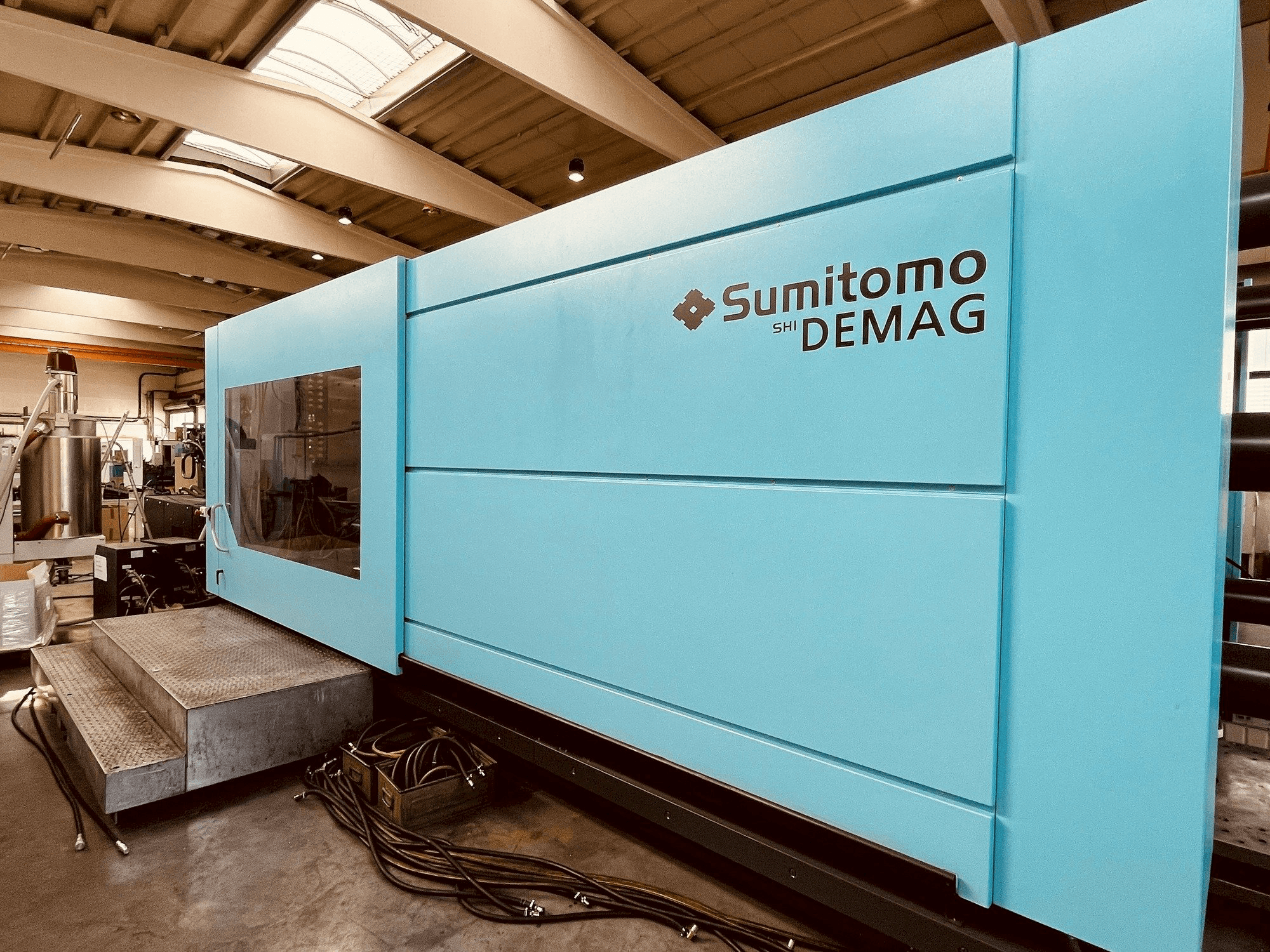 A Sumitomo Demag Systec 1300 1500-9500 Servo gép elölnézete