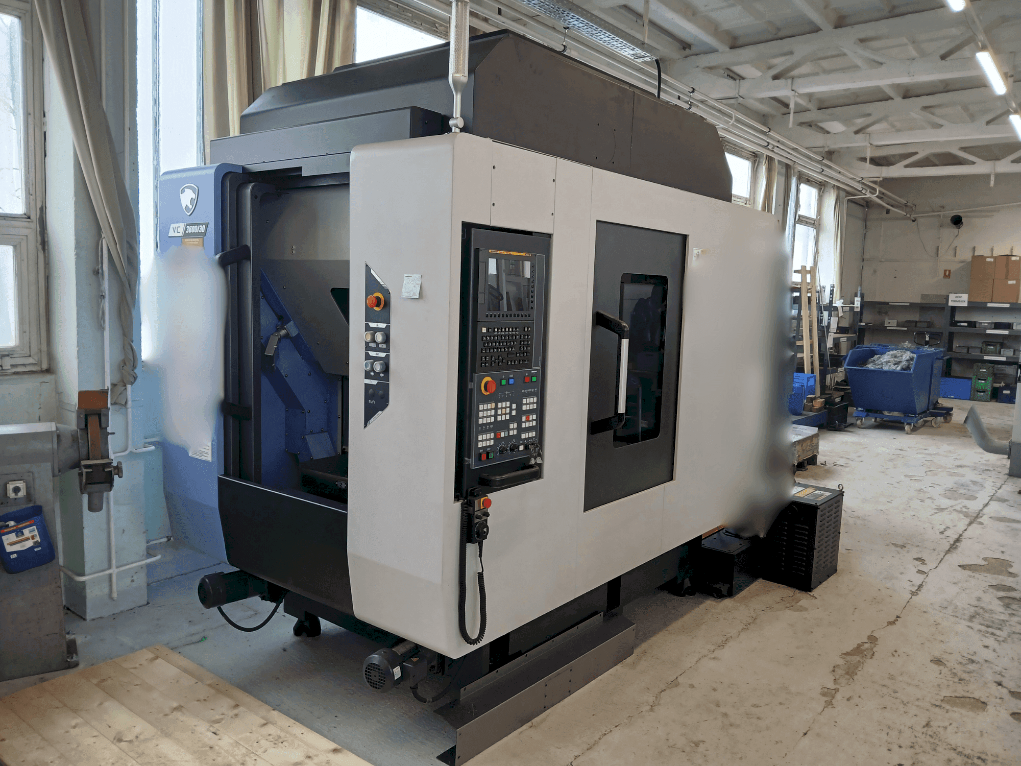 A DN SOLUTIONS VC 3600/30 gép elölnézete