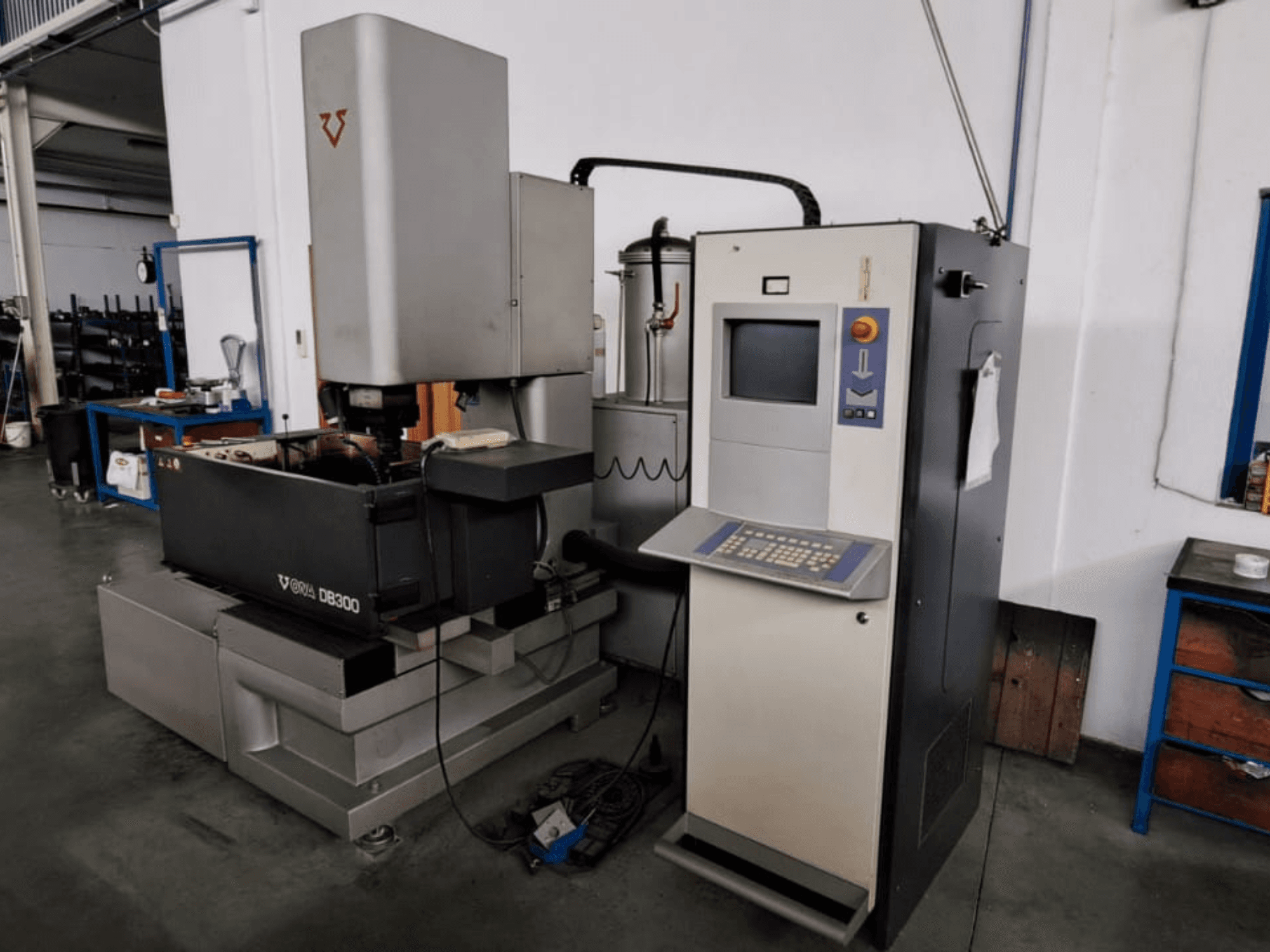 ONA DB300 süllyesztéses süllyesztéses szikraforgácsoló gép, előlnézet; vezérlőpanel, munkadarabtartó és ipari formatervezési elemek.