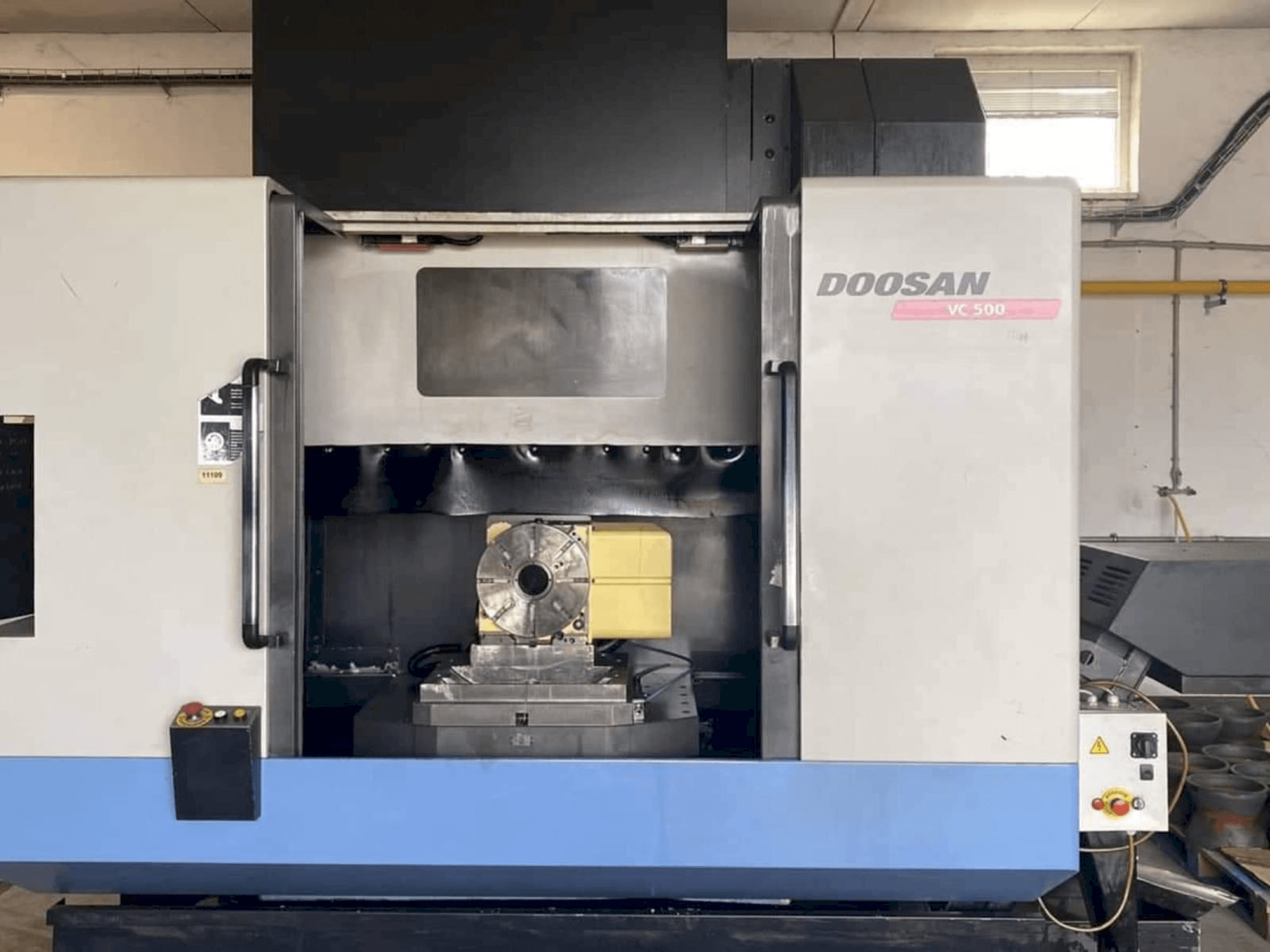 A Doosan VC 500 gép elölnézete