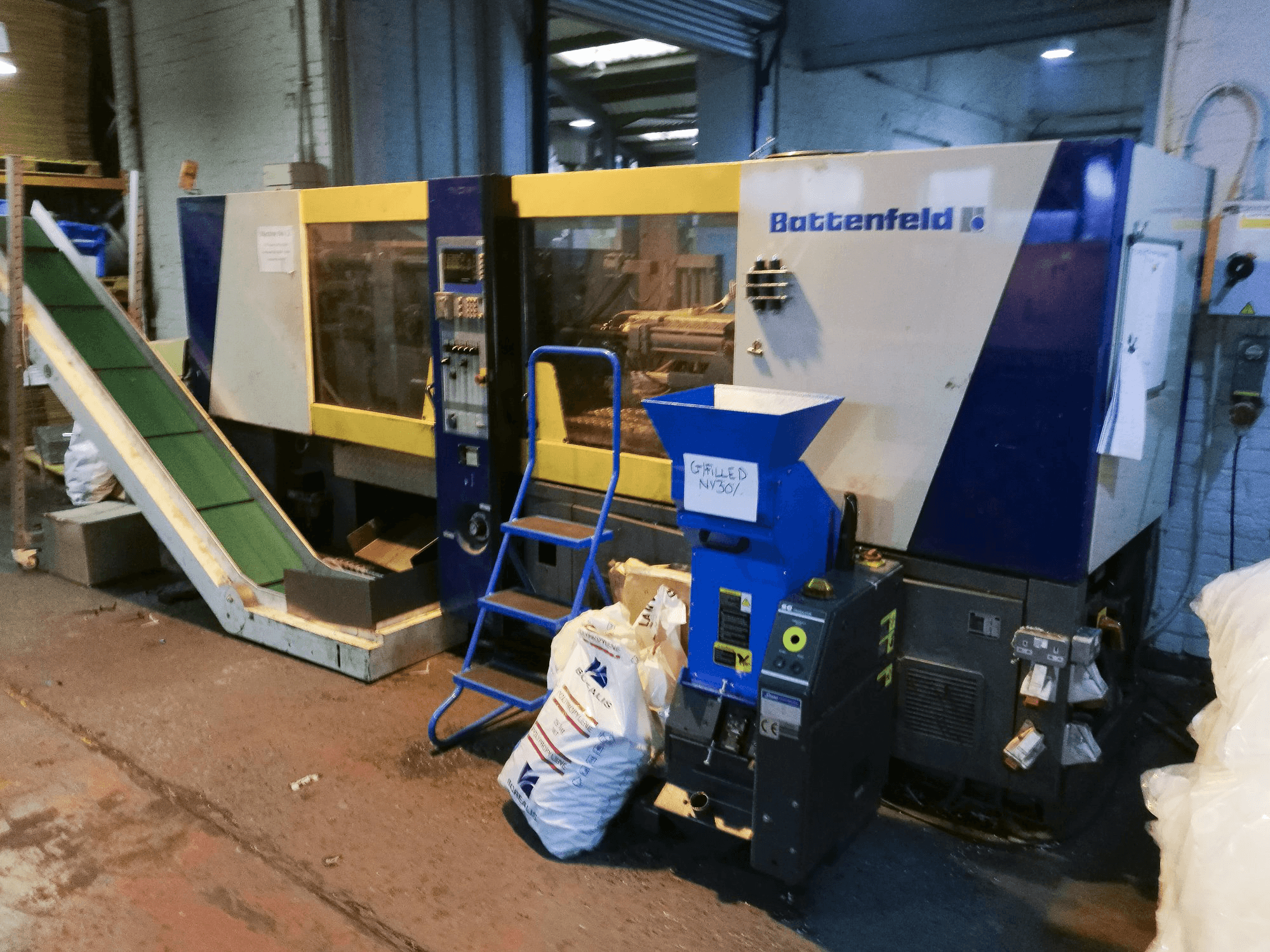A Battenfeld BK-T 1300/630 gép bal oldali nézete