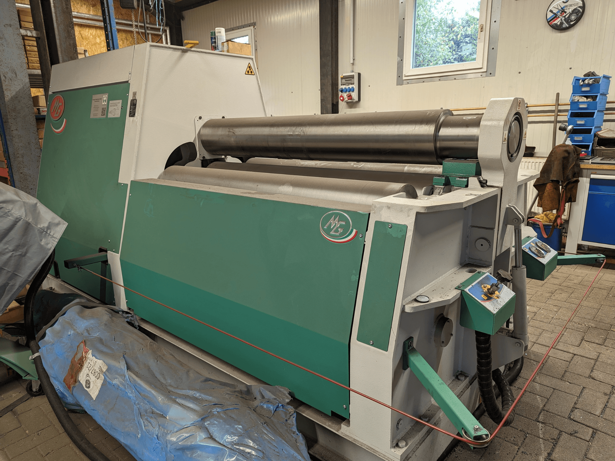 MG tekercshajlító gép MG4R1520C modell zöld és szürke színben, oldalnézetben három fémtekercs és vezérlőpanelek.