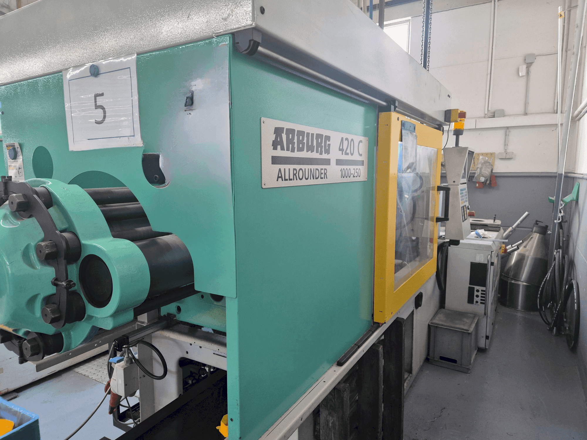 A Arburg Allrounder 420 C 1000-250 gép elölnézete