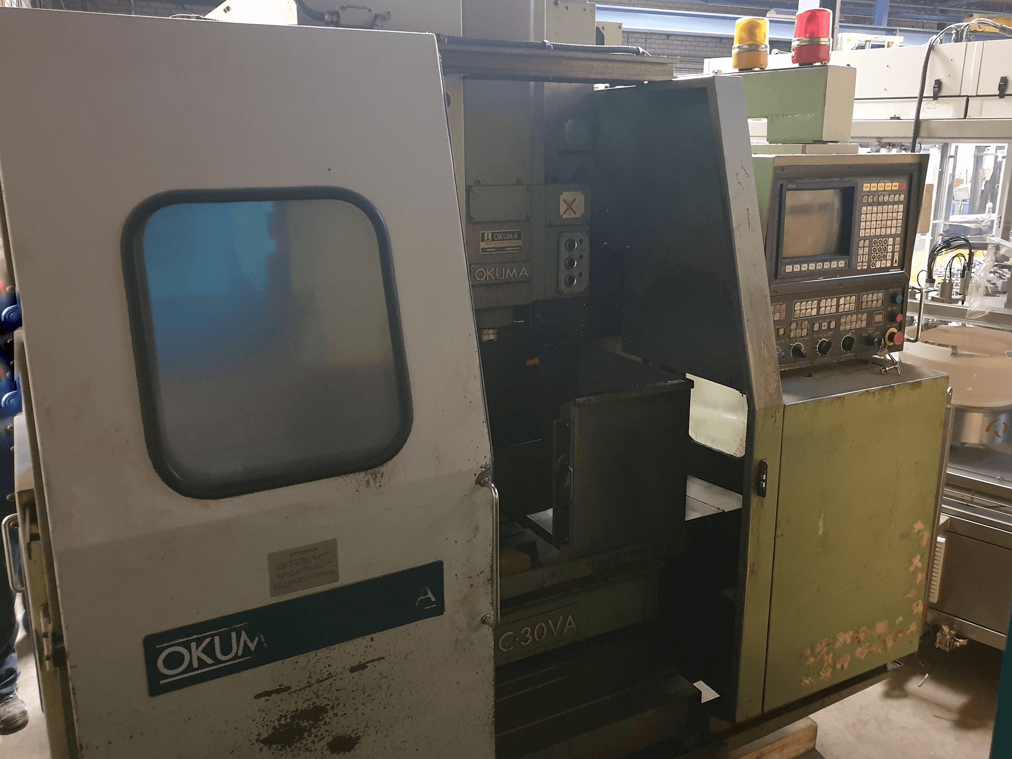 A Okuma MC-30VA gép bal oldali nézete