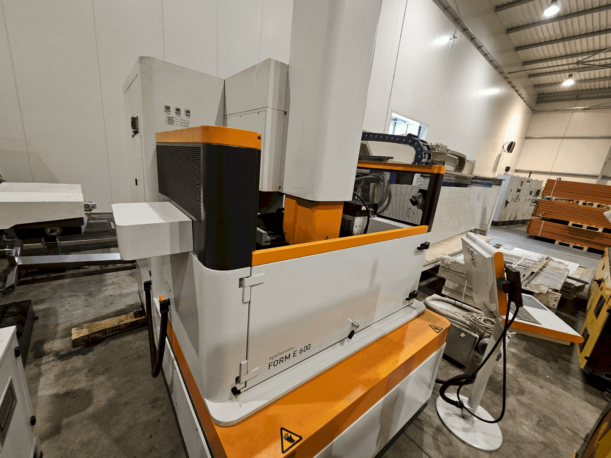 A AgieCharmilles Form E 600 gép elölnézete