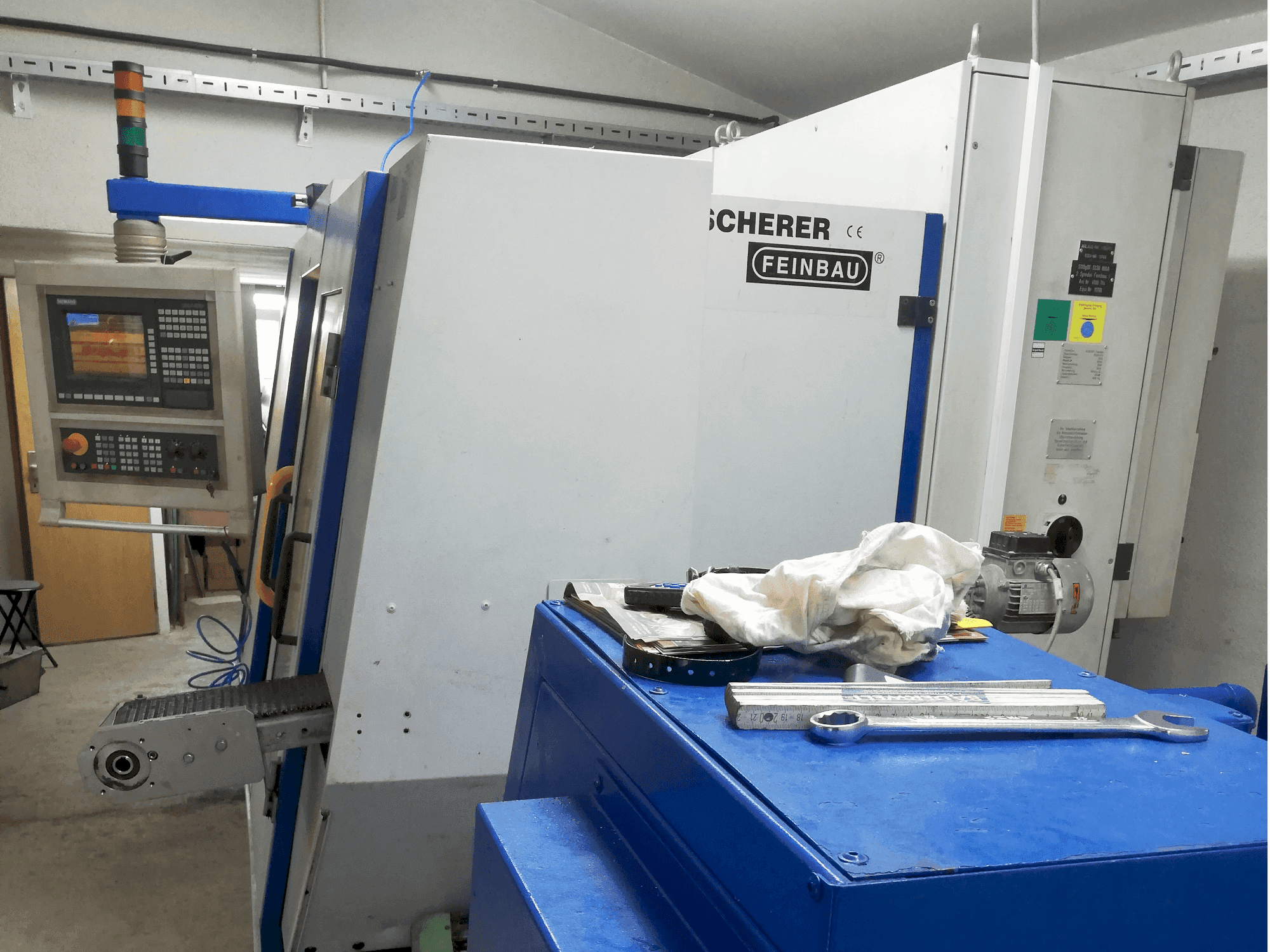 A Scherer - Feinbau CNC244/2 gép elölnézete
