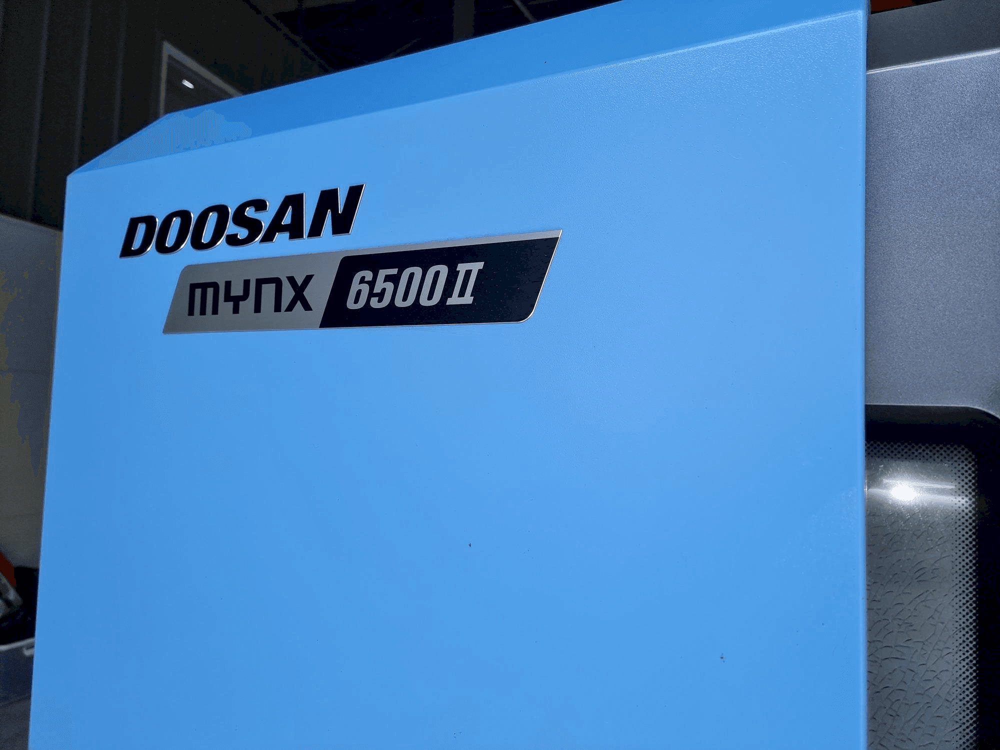 A Doosan MYNX 6500Ⅱ gép elölnézete