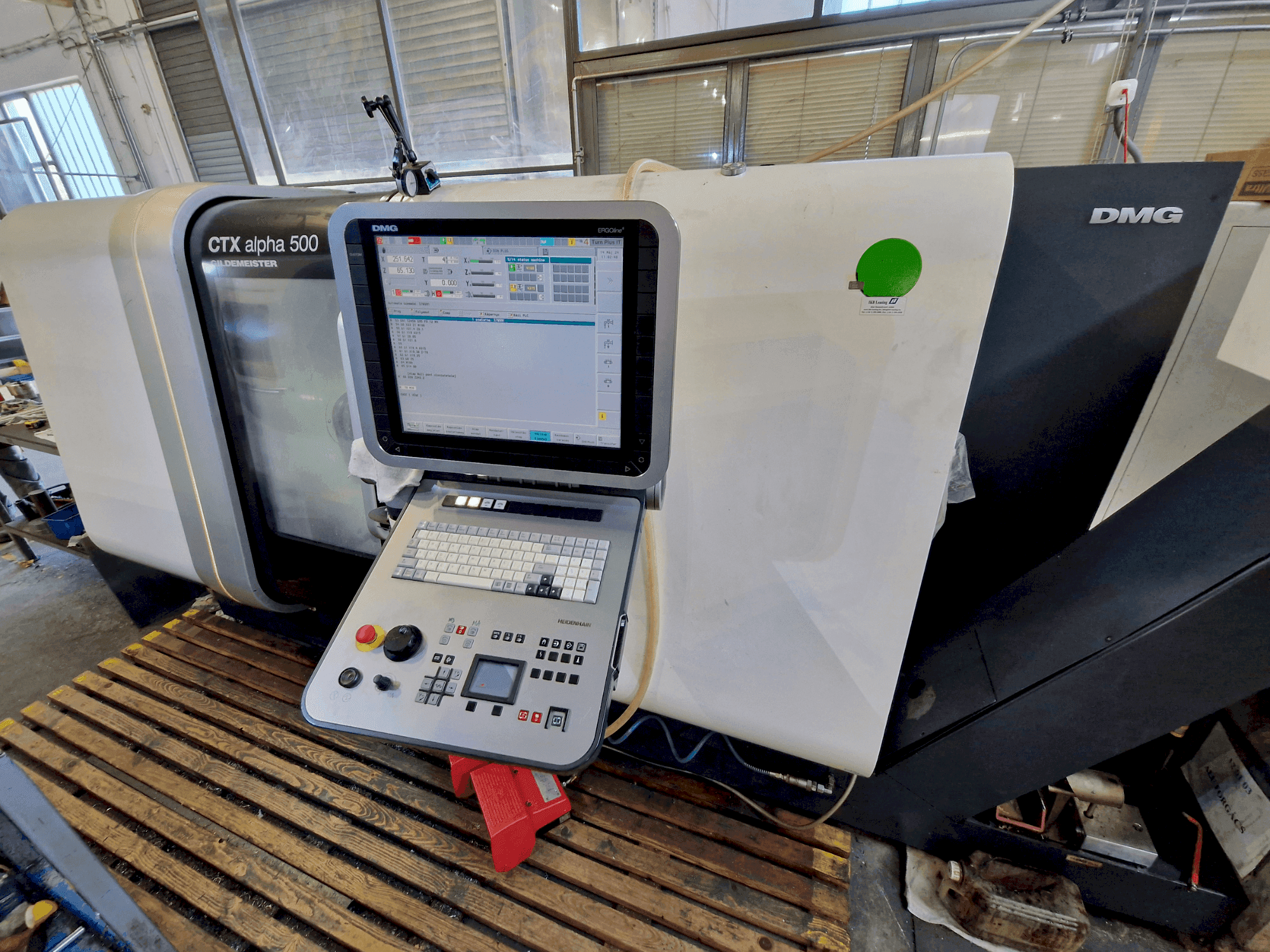 A DMG MORI CTX ALPHA 500 V6 gép elölnézete