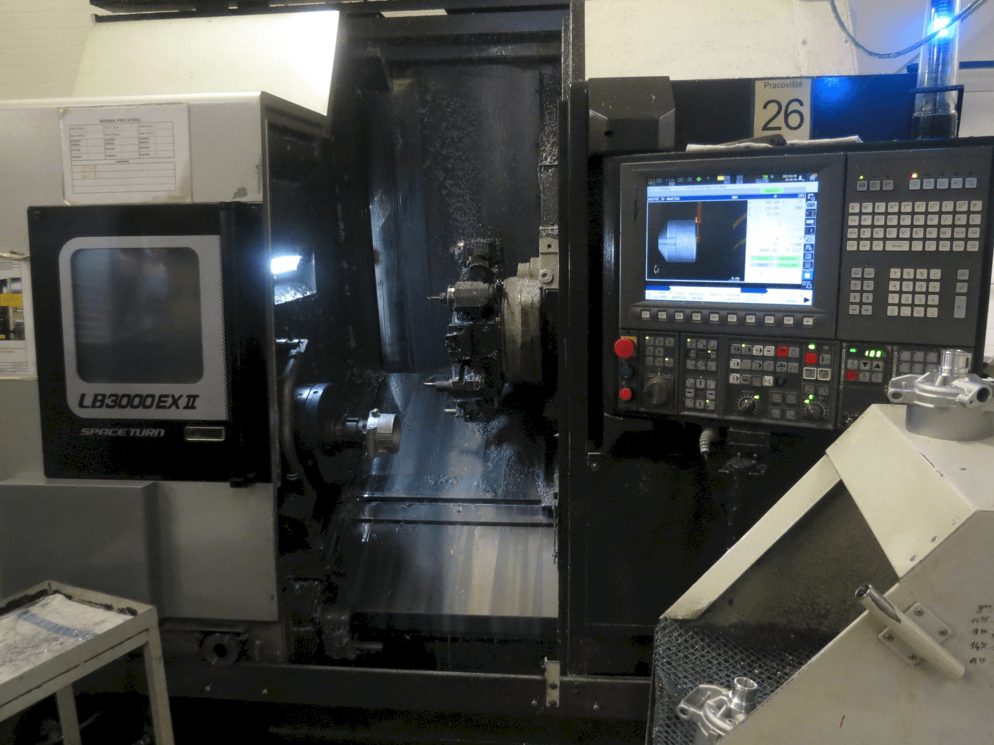 A Okuma LB3000 EX II gép elölnézete