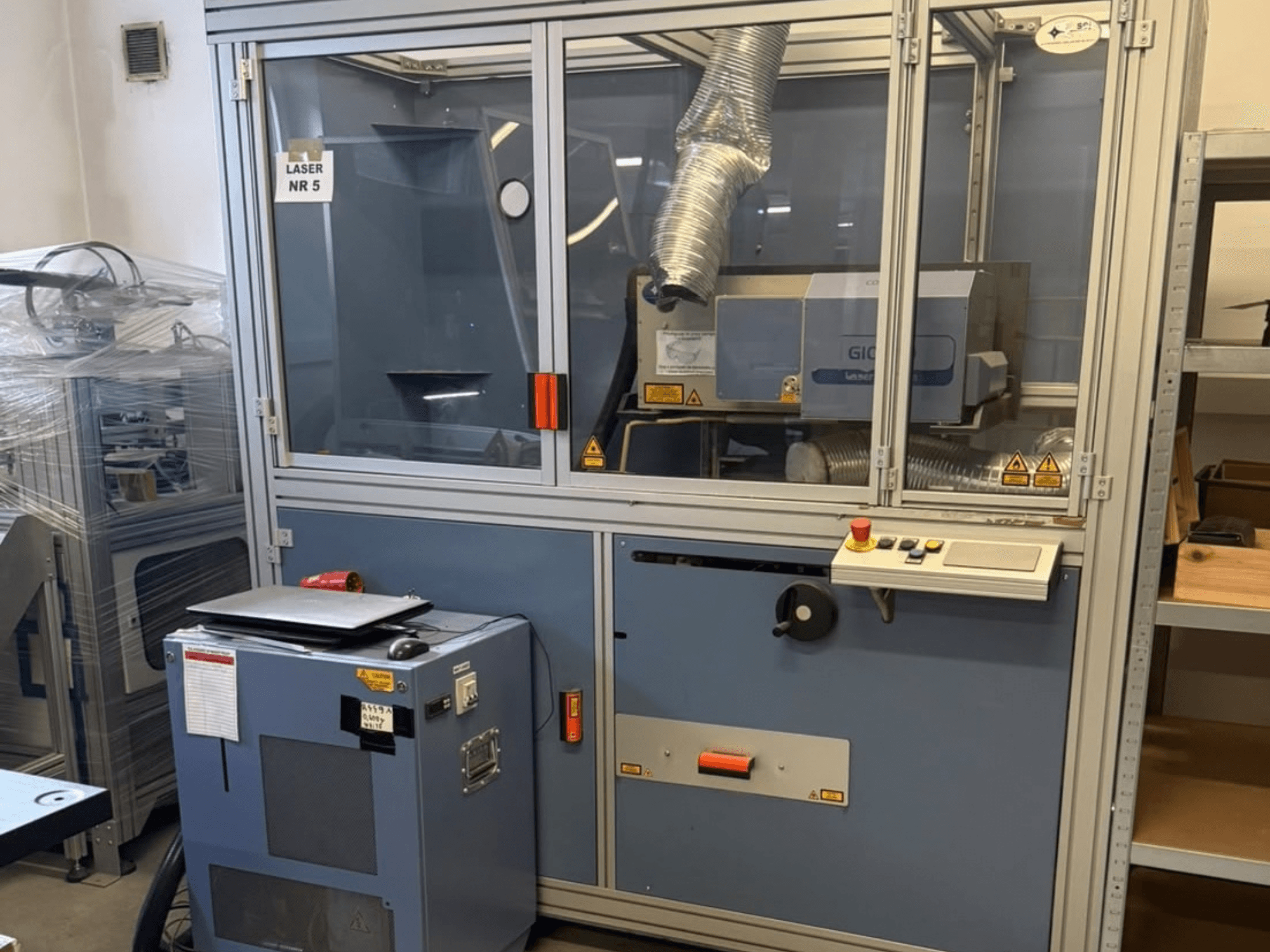SEI Laser PAPER BLASTER 02 CO₂-lézervágó gép, elölnézet, látható a vezérlőpanel és a szellőzőcsatorna.