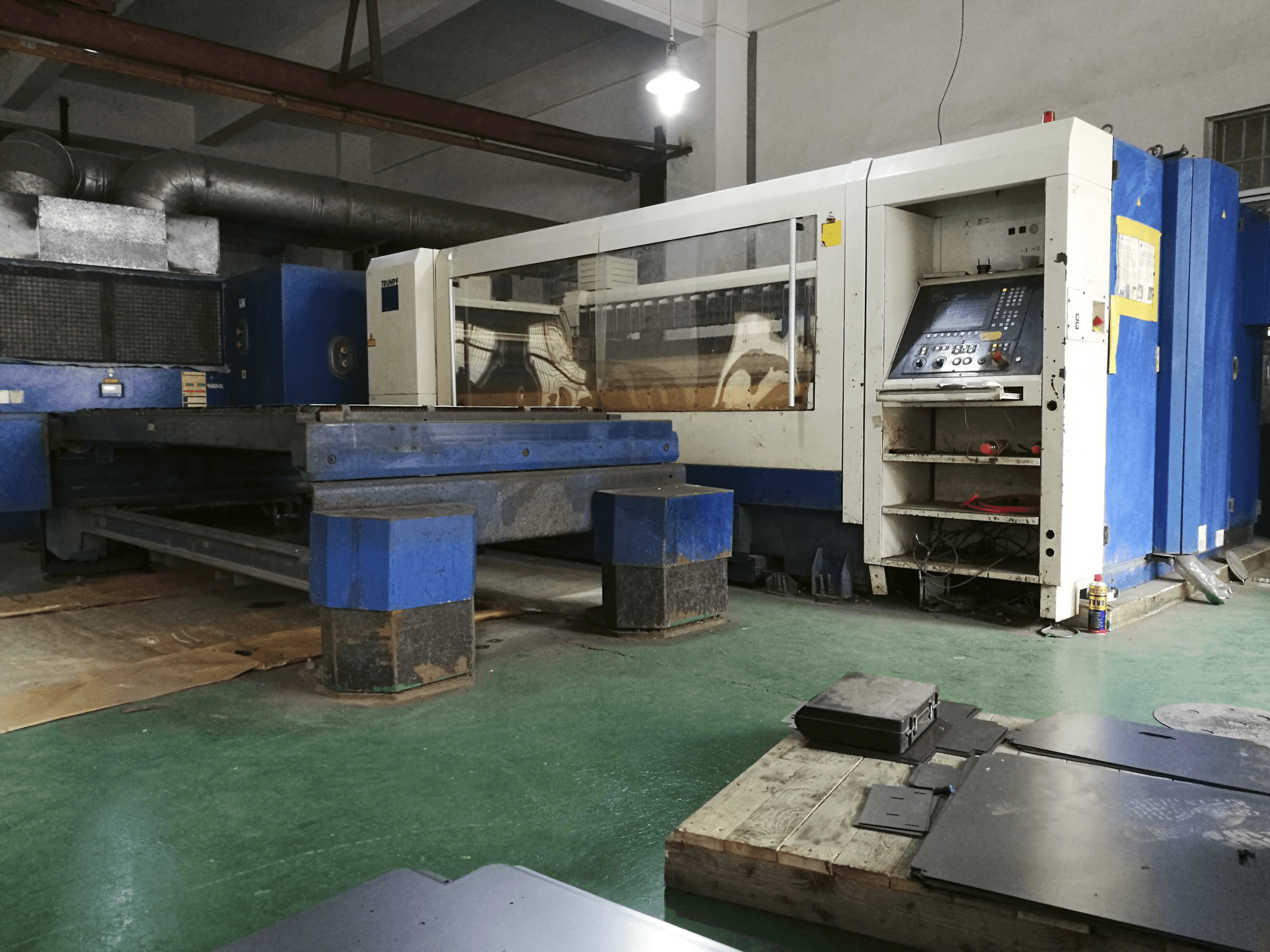 A Trumpf TruLaser 2525 gép jobb nézete