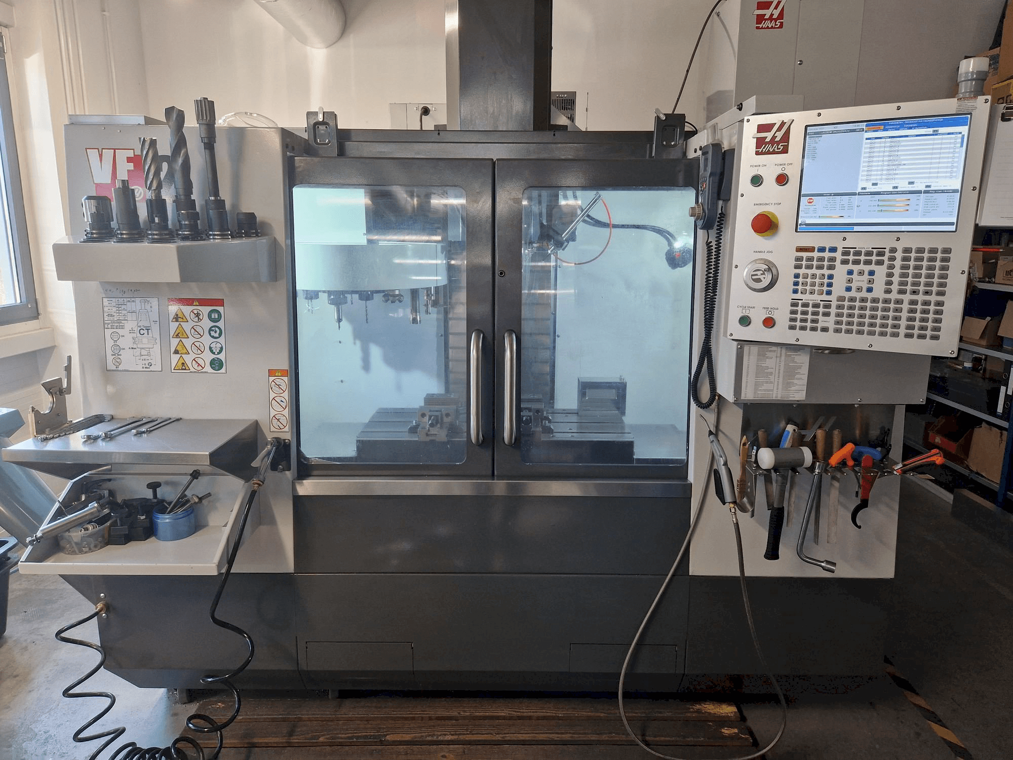 A HAAS VF-2 gép elölnézete