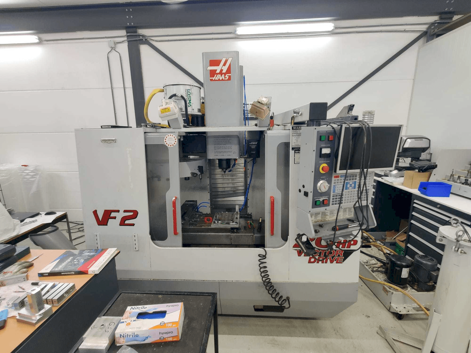 A HAAS VF2HE gép elölnézete