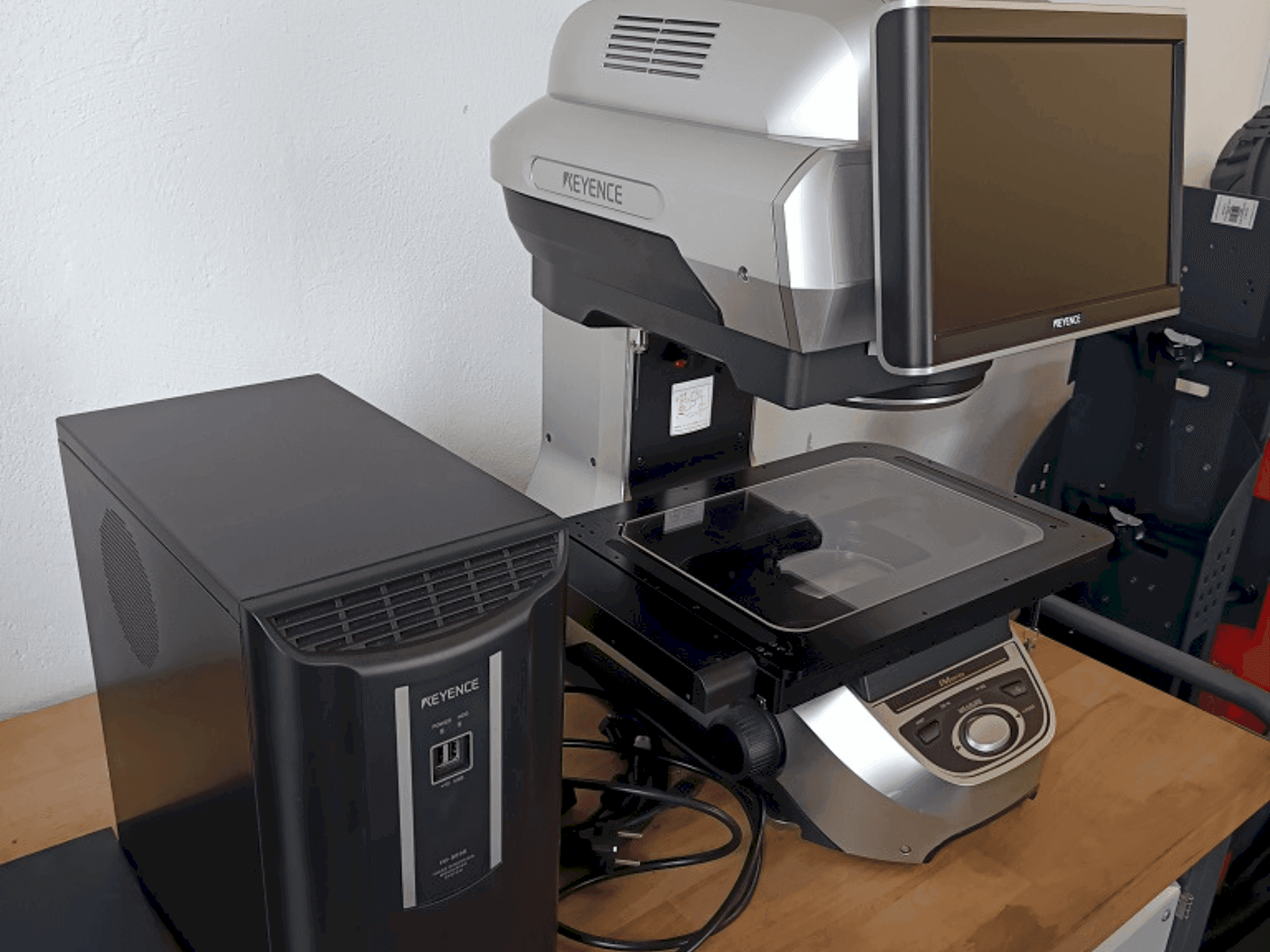 A KEYENCE 8030T gép elölnézete