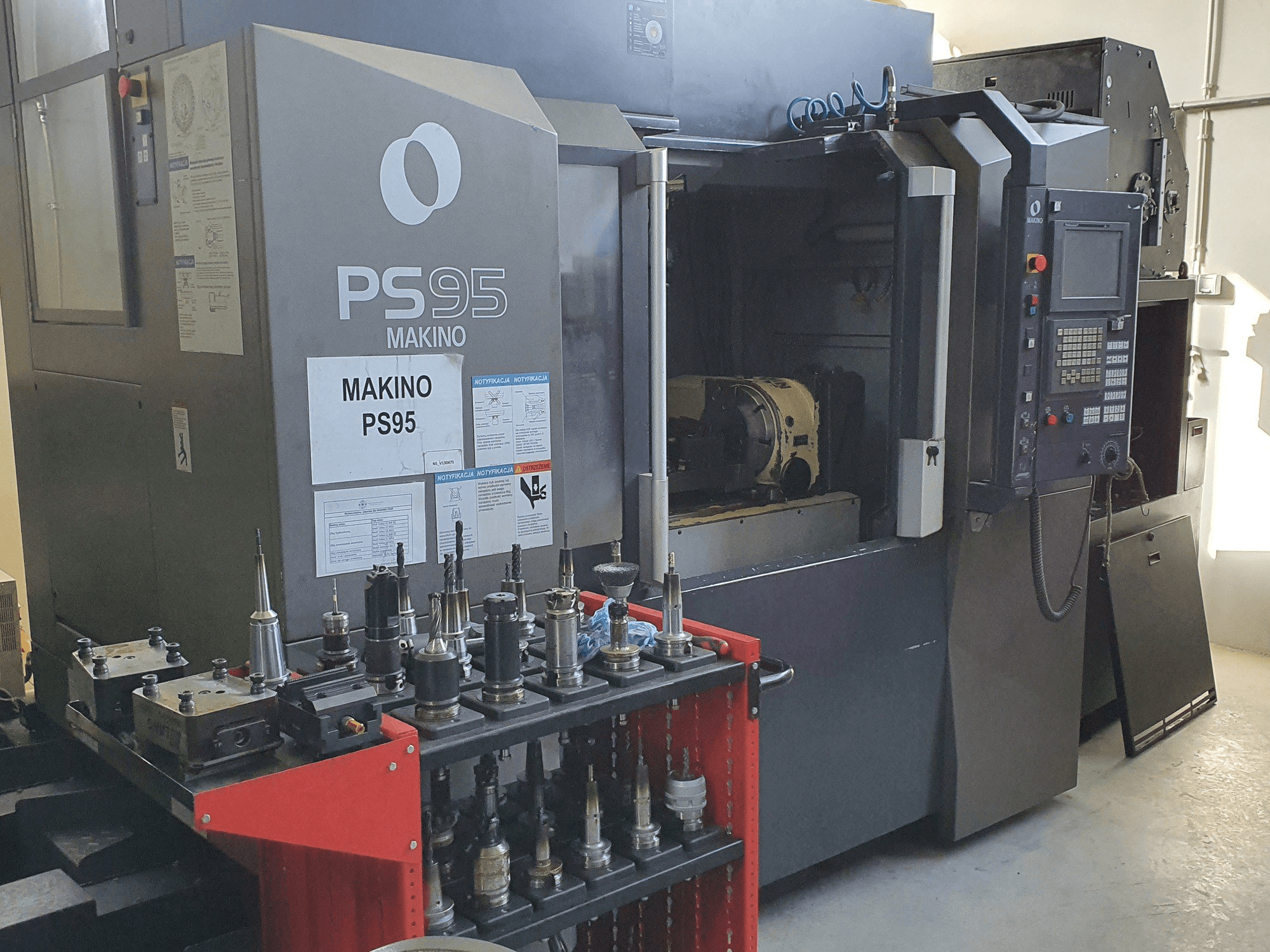A Makino PS95 gép elölnézete
